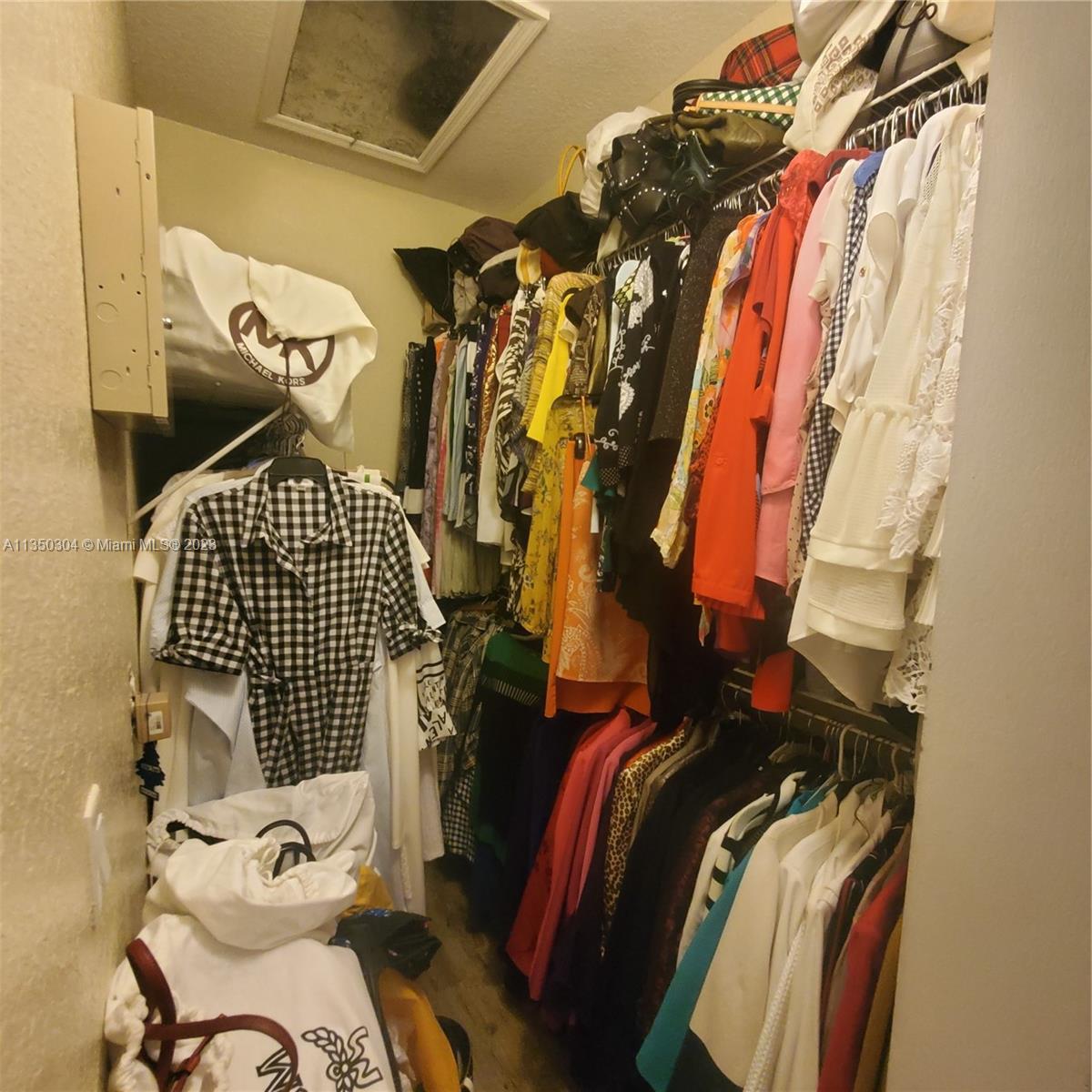 Photo 11 of 16 of listing 7585bffb-5539-4eab-a21e-4cc42b6c7229 condo