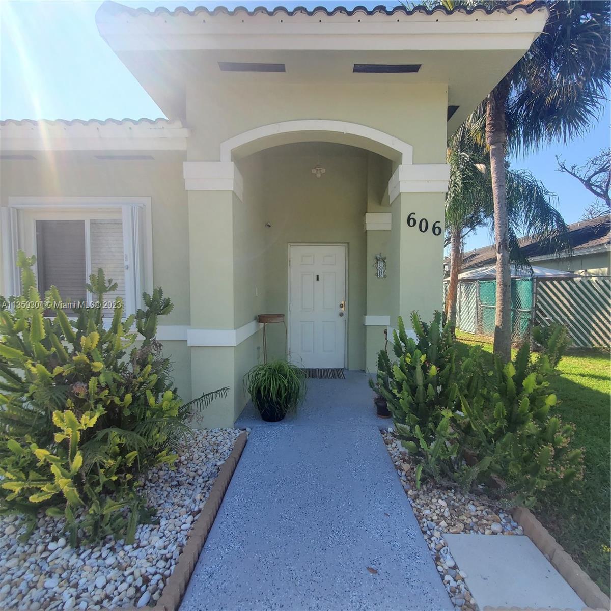 Photo 3 of 16 of listing 7585bffb-5539-4eab-a21e-4cc42b6c7229 condo