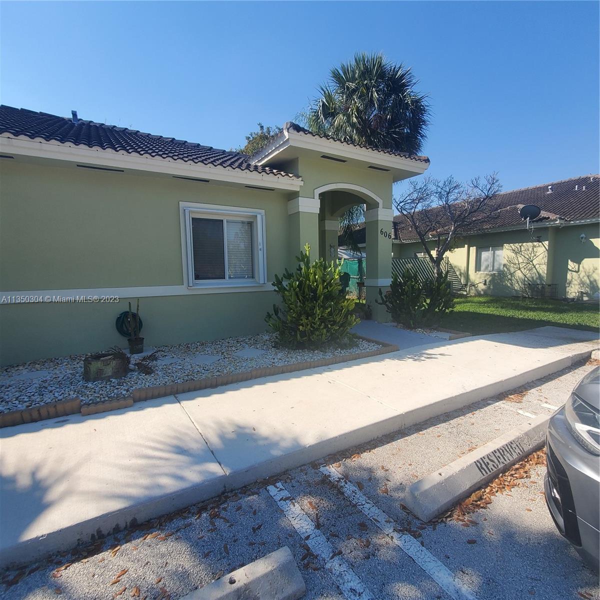 Photo 1 of 16 of listing 7585bffb-5539-4eab-a21e-4cc42b6c7229 condo