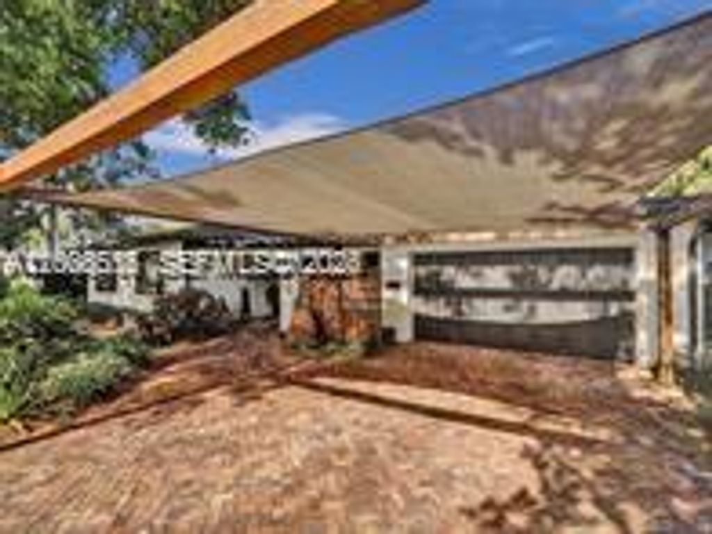 Photo of 825 N Bel Air Dr, Plantation, FL 33317 (MLS # A12006555)