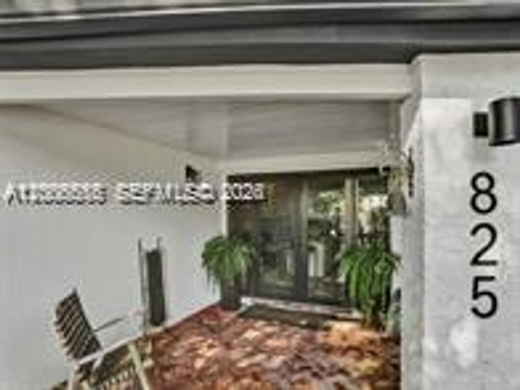 Photo of 825 N Bel Air Dr, Plantation, FL 33317 (MLS # A12006555)