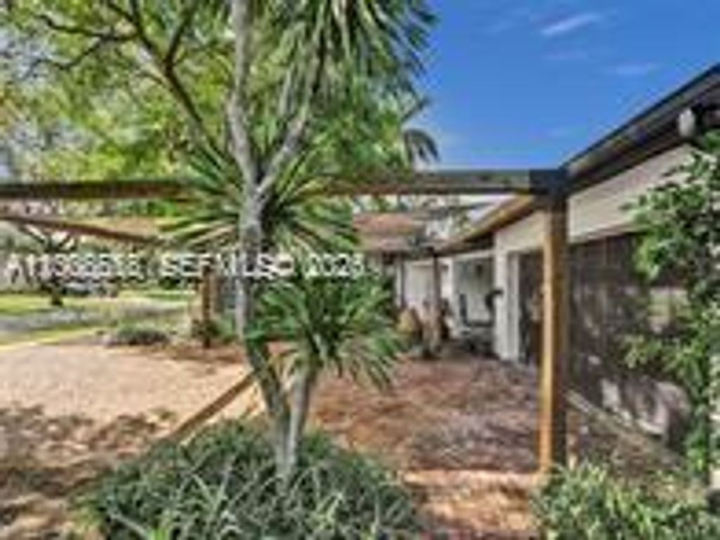 Photo of 825 N Bel Air Dr, Plantation, FL 33317 (MLS # A12006555)