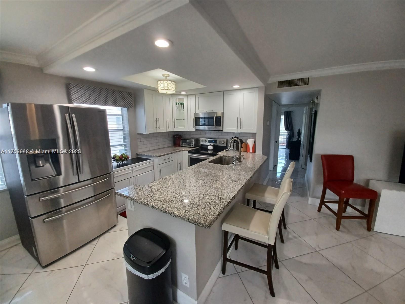 55+ Updated, spacious condo in a resort style community! Remodeled kitchen with a granite countertop and newer Samsung appliances, tiled throughout, washer/dryer in unit. Offered unfurnished. Walk in closet in master bedroom. Kings Point offers two club houses, indoor and outdoor pools, theater, card room, state of the art gym, free shuttle within community and outside to the city. Minuets to shopping, restaurants, medical facilities, trendy Delray Beach downtown and only 15 min to the beach. Come enjoy amazing community without hefty club membership fees! TV Cable is included in rent.