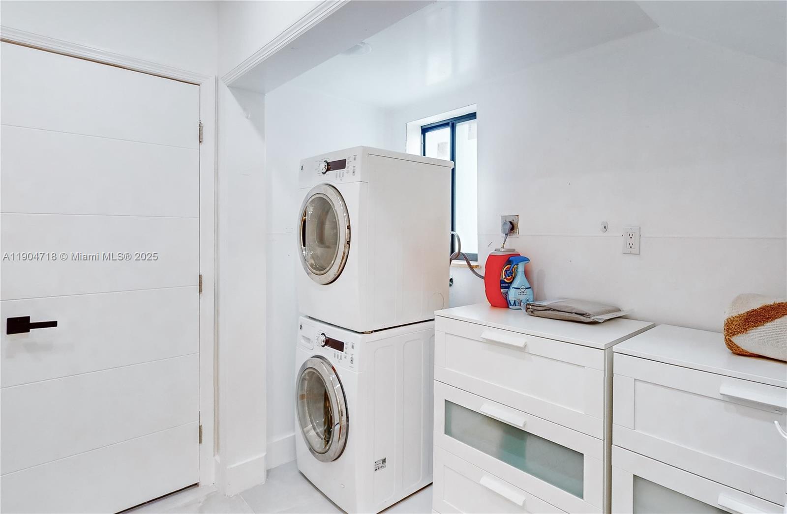 HOLLYWOOD TERRACE AMEN PL - Residential