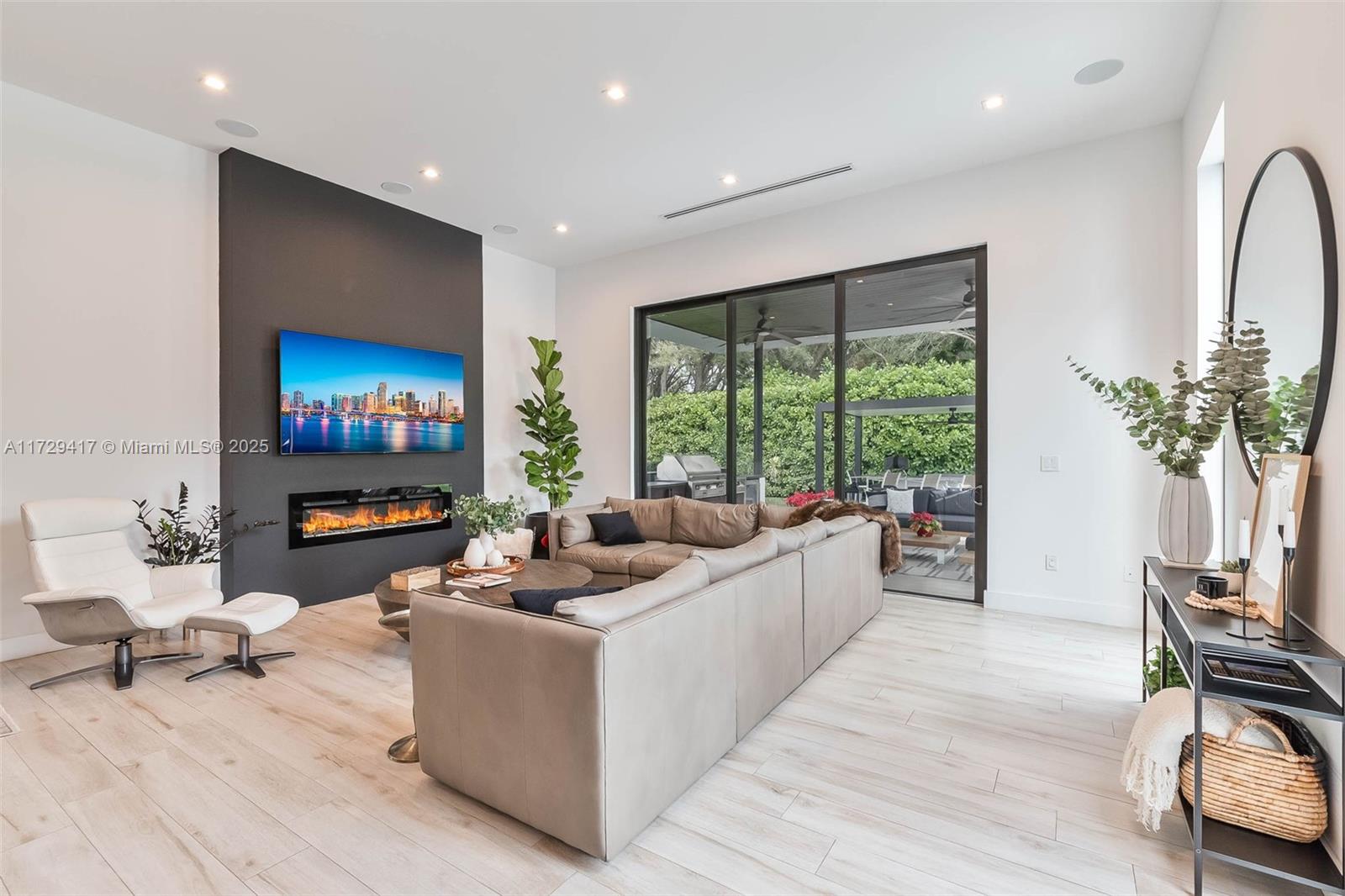 CLINTON GROVE ESTS - Residential