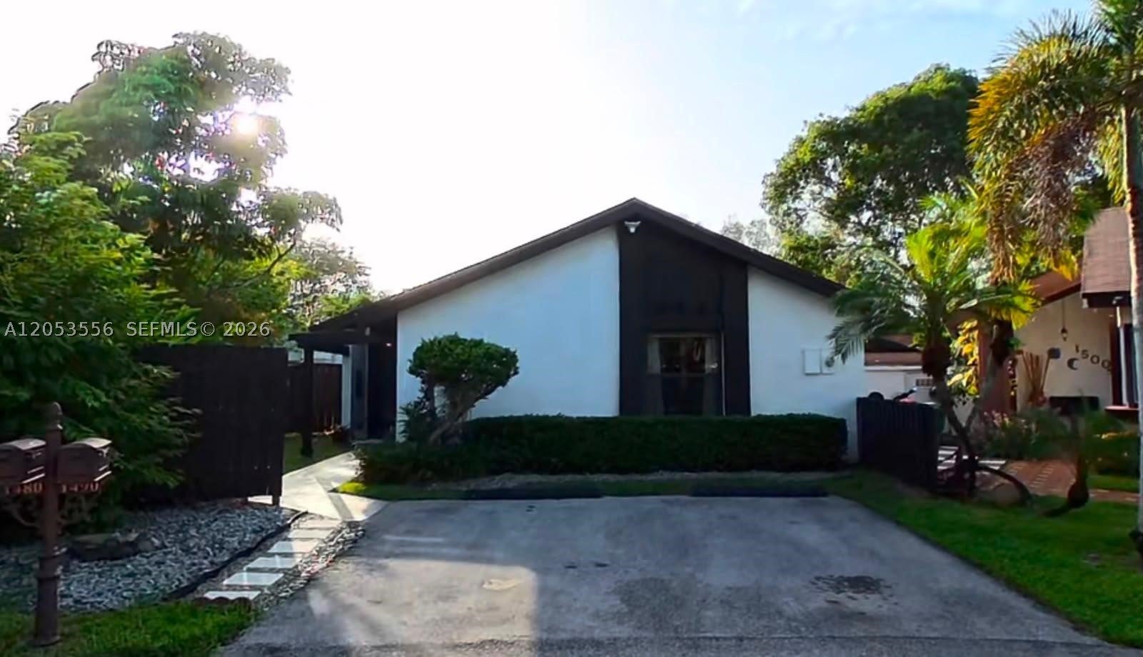 1490 Flamingo Ct, Pembroke Pines FL 33026