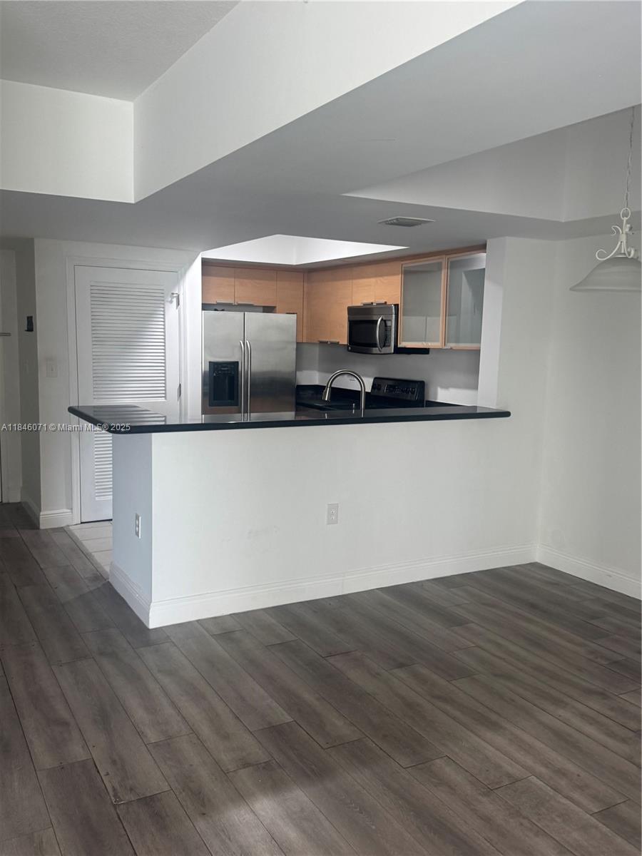 Very nice and bright 2/2 unit with split floor plan and high ceilings. Great location in Hollywood, walking distance to shops, restaurants and 5 minutes form the Beach. Vacant and ready to move in. Condo offers the amenities as pool, hot tub, gym, valet, concierge. Easy to show