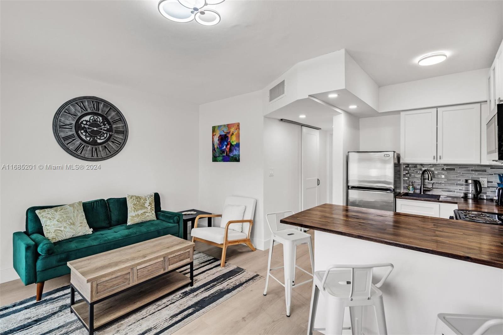 Welcome to our cozy 1-bedroom, 1-bathroom apartment in the heart of Fort Lauderdale.
Fully furnished and equipped with a complete kitchen, our space is perfect for up to 2 guests.
One free parking space. Please note that there is only one space per apartment.
Whether you're here for business or pleasure, you'll find everything you need for a relaxing stay.
Final Cleaning fee: $150. Processing fee $150.
shared Coin Washer & Dryer.
Seasonal Pricing:
November 2024 $2000
December-March $3000
