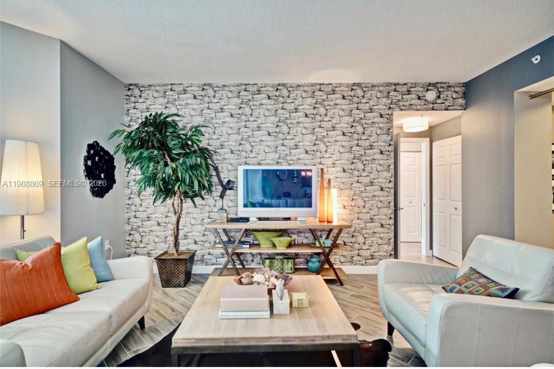 HOLLYWOOD STATION RES CON - Residential Lease