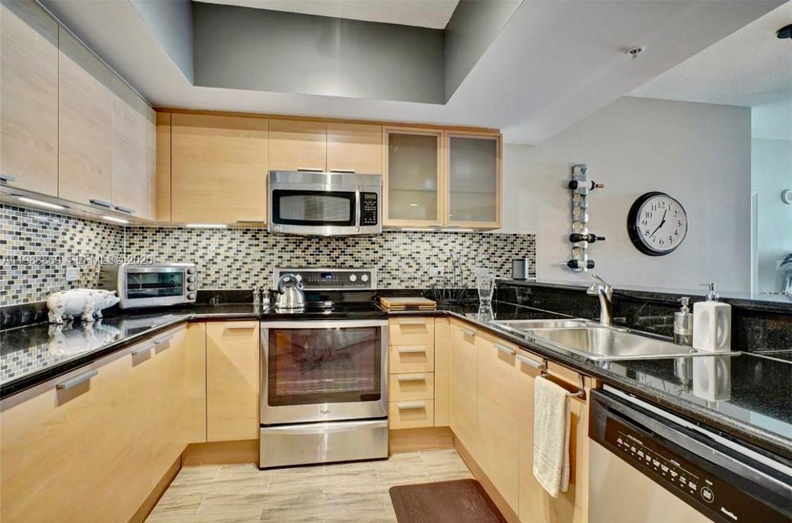 HOLLYWOOD STATION RES CON - Residential Lease