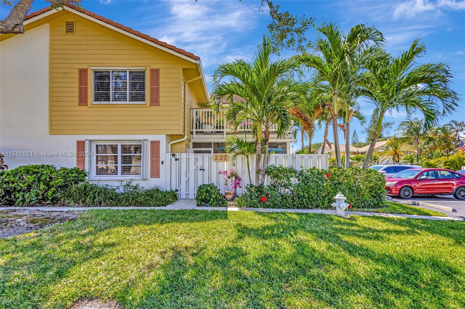 Property for Sale at 237 Seabreeze Cir Cir, Jupiter, Palm Beach County, Florida - Bedrooms: 2 
Bathrooms: 3  - $549,900