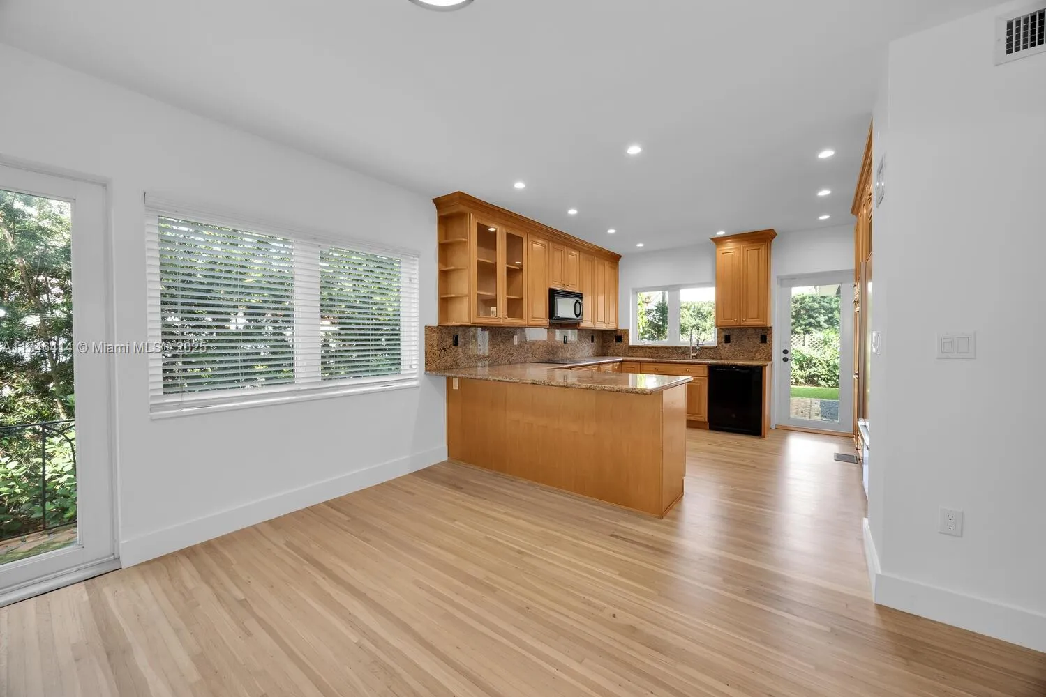 Coral Gables, Florida 33146, United States, 3 Bedrooms Bedrooms, ,2 BathroomsBathrooms,Residential,Active,1626