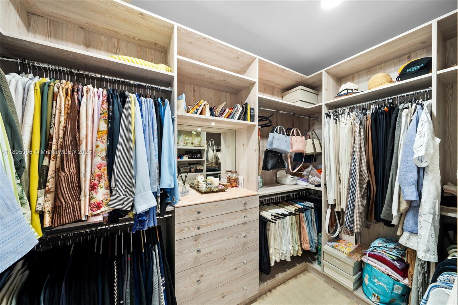 BELLAMARE @ WILLIAMS ISLA - Residential