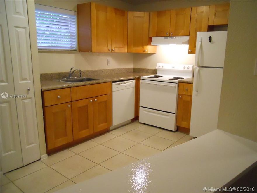 INVESTOR OPPORTUNITY, GREAT CONDO RENOVATED, TITLE FLOORS, NEW KITCHEN, GRANITE COUNTER TOPS !!, A MUST SEE...UNIT RENTED FOR $ 2,075.00 X MONTH  ALL TOGETHER, 3ER BEDROOM CONVERTED IN THE UN IT  !!