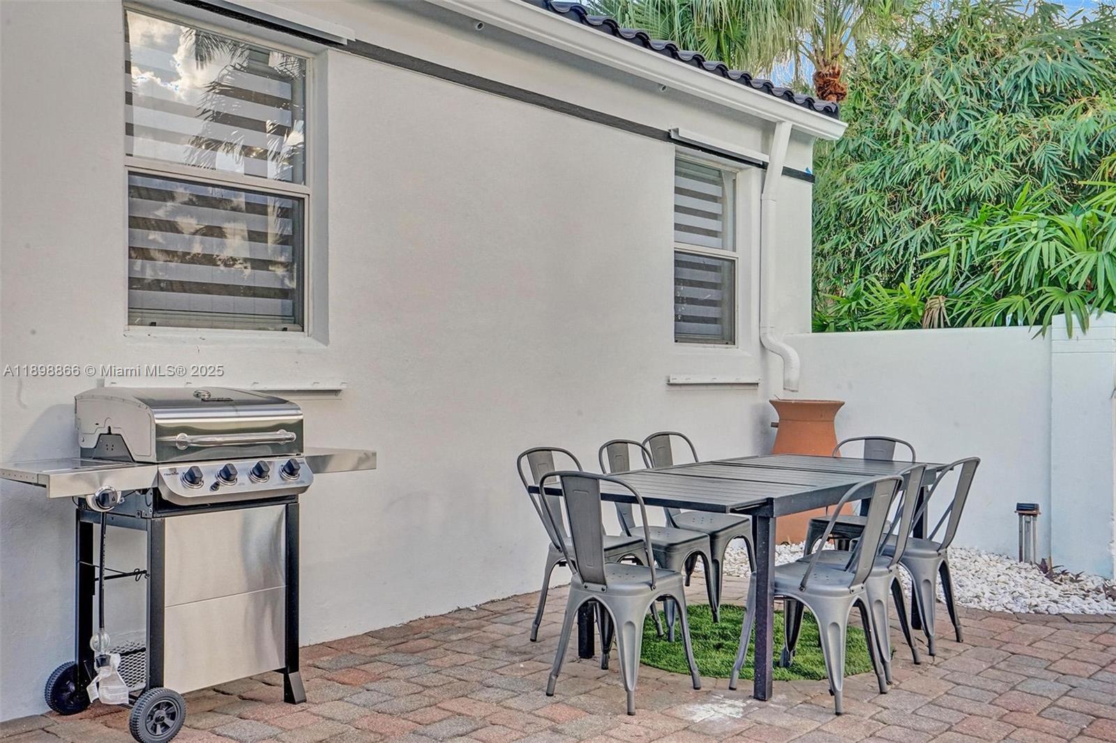 HOLLYWOOD LAKES SECTION - Residential Lease