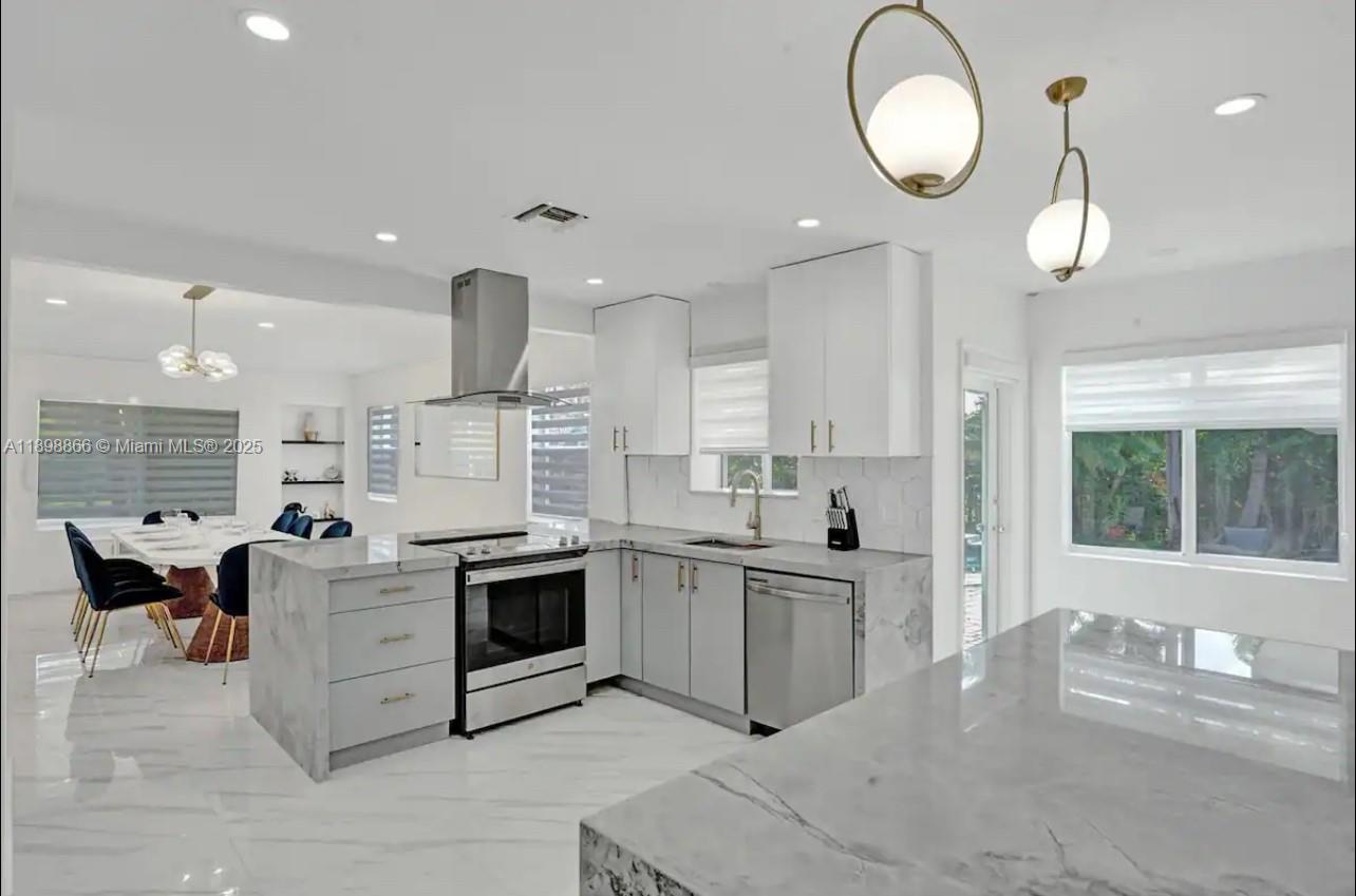 HOLLYWOOD LAKES SECTION - Residential Lease