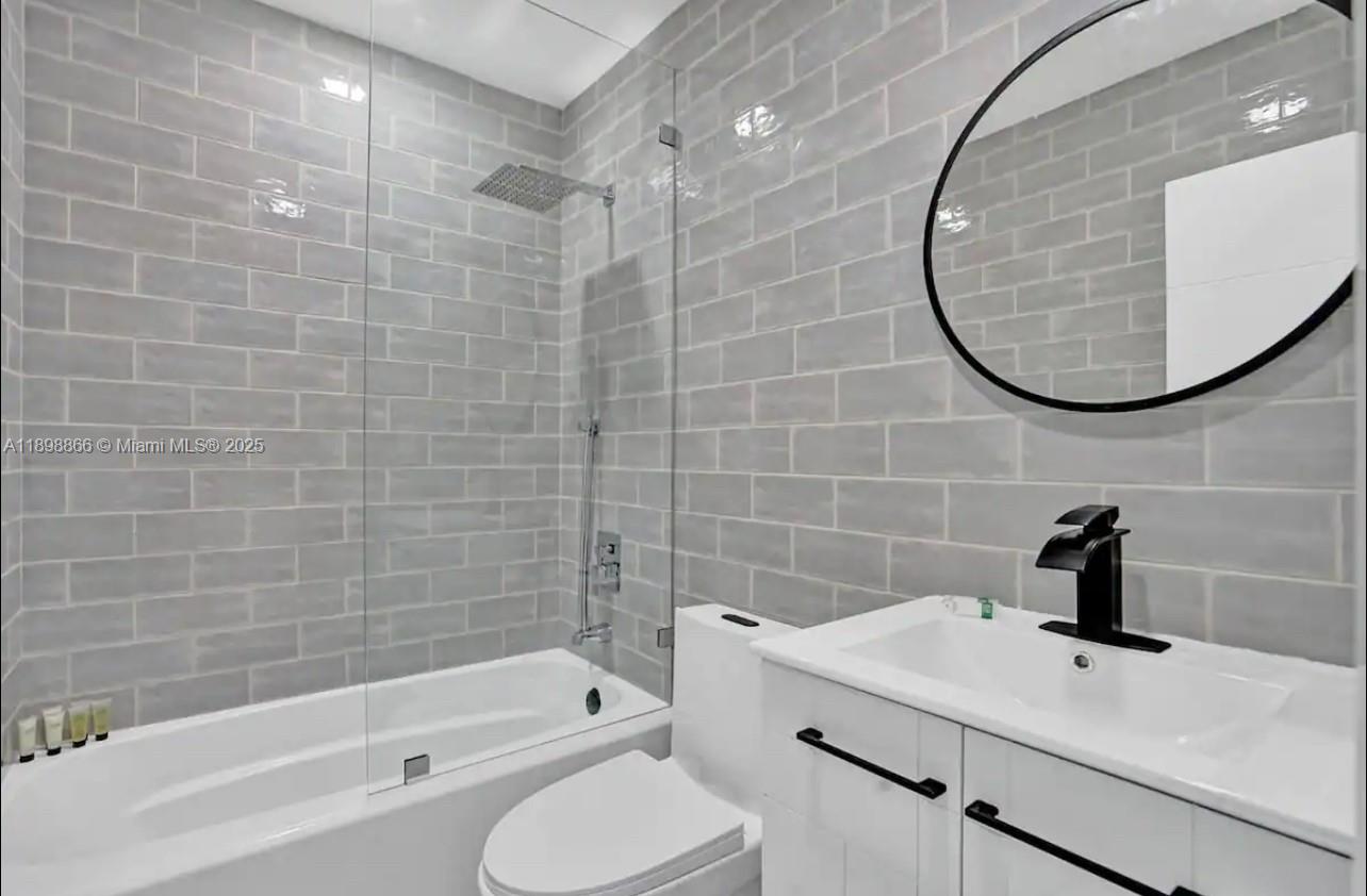 HOLLYWOOD LAKES SECTION - Residential Lease