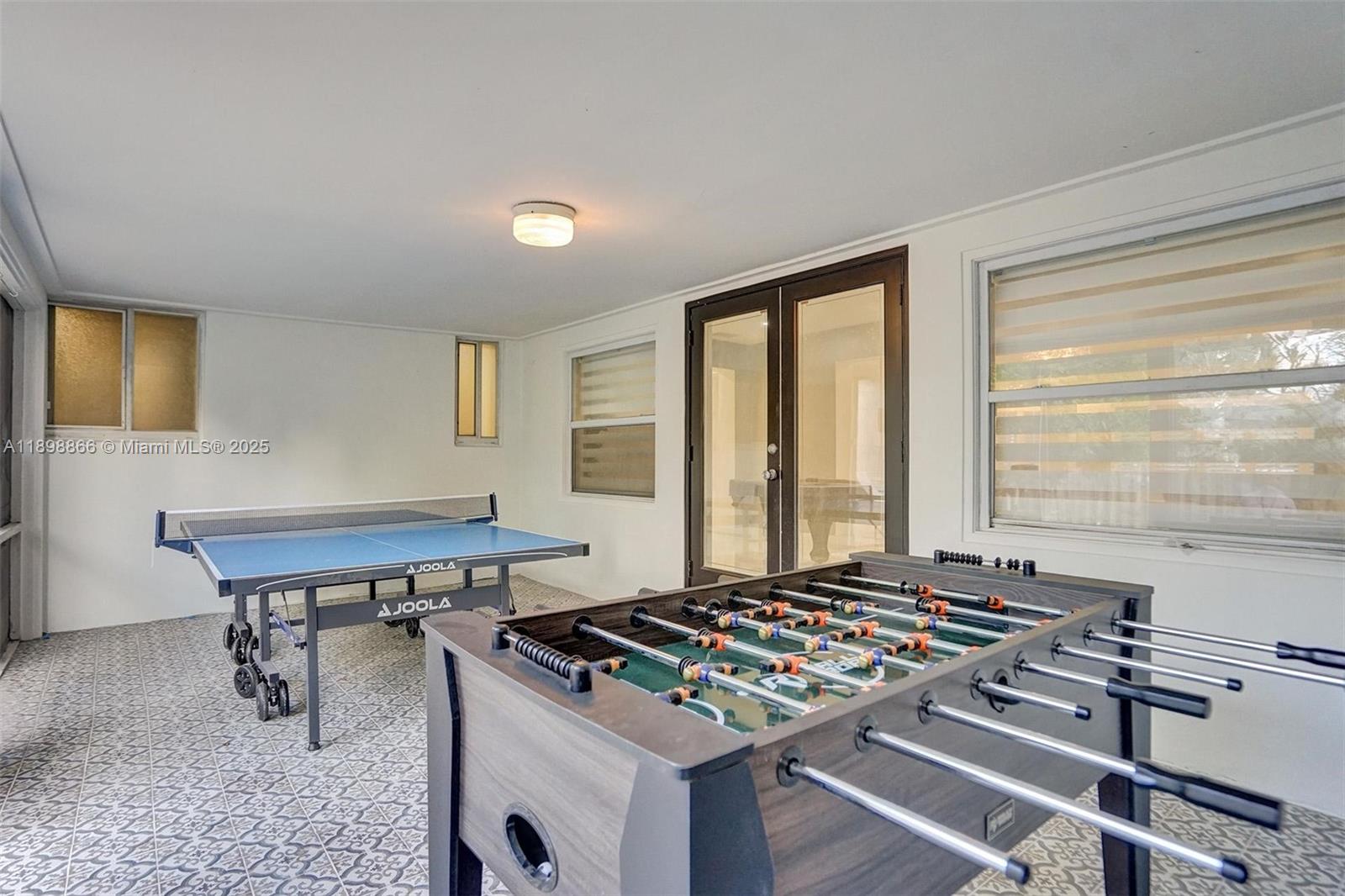 HOLLYWOOD LAKES SECTION - Residential Lease