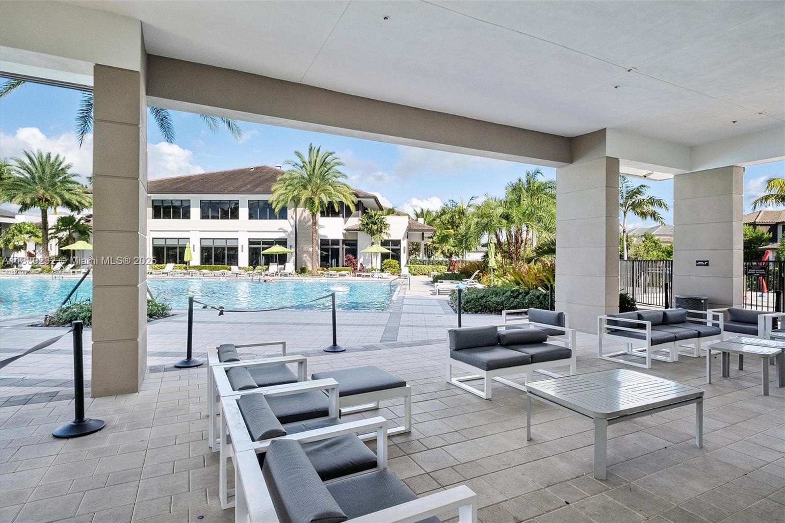 DOWNTOWN DORAL SOUTH PHAS - Residential