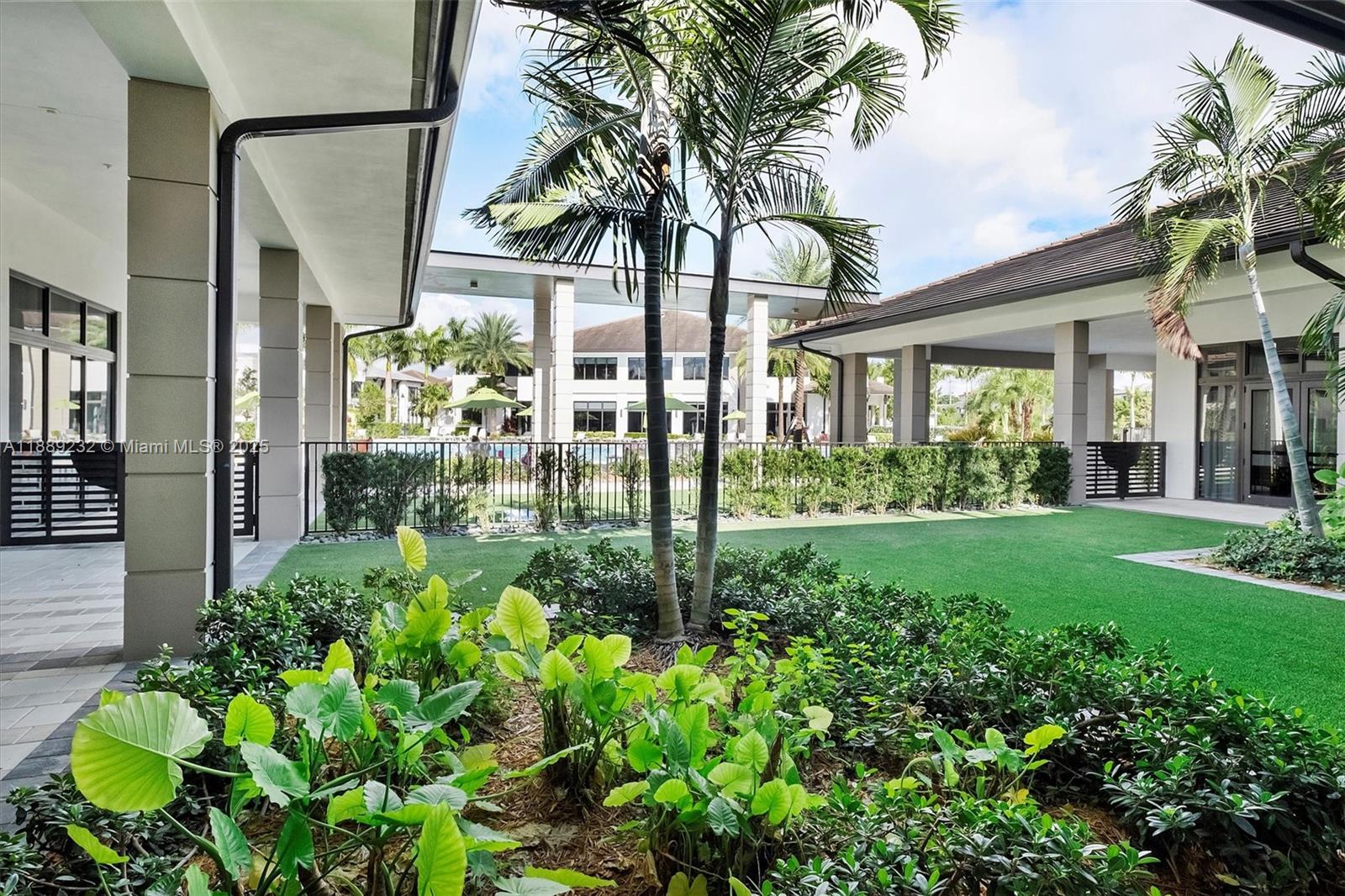 DOWNTOWN DORAL SOUTH PHAS - Residential