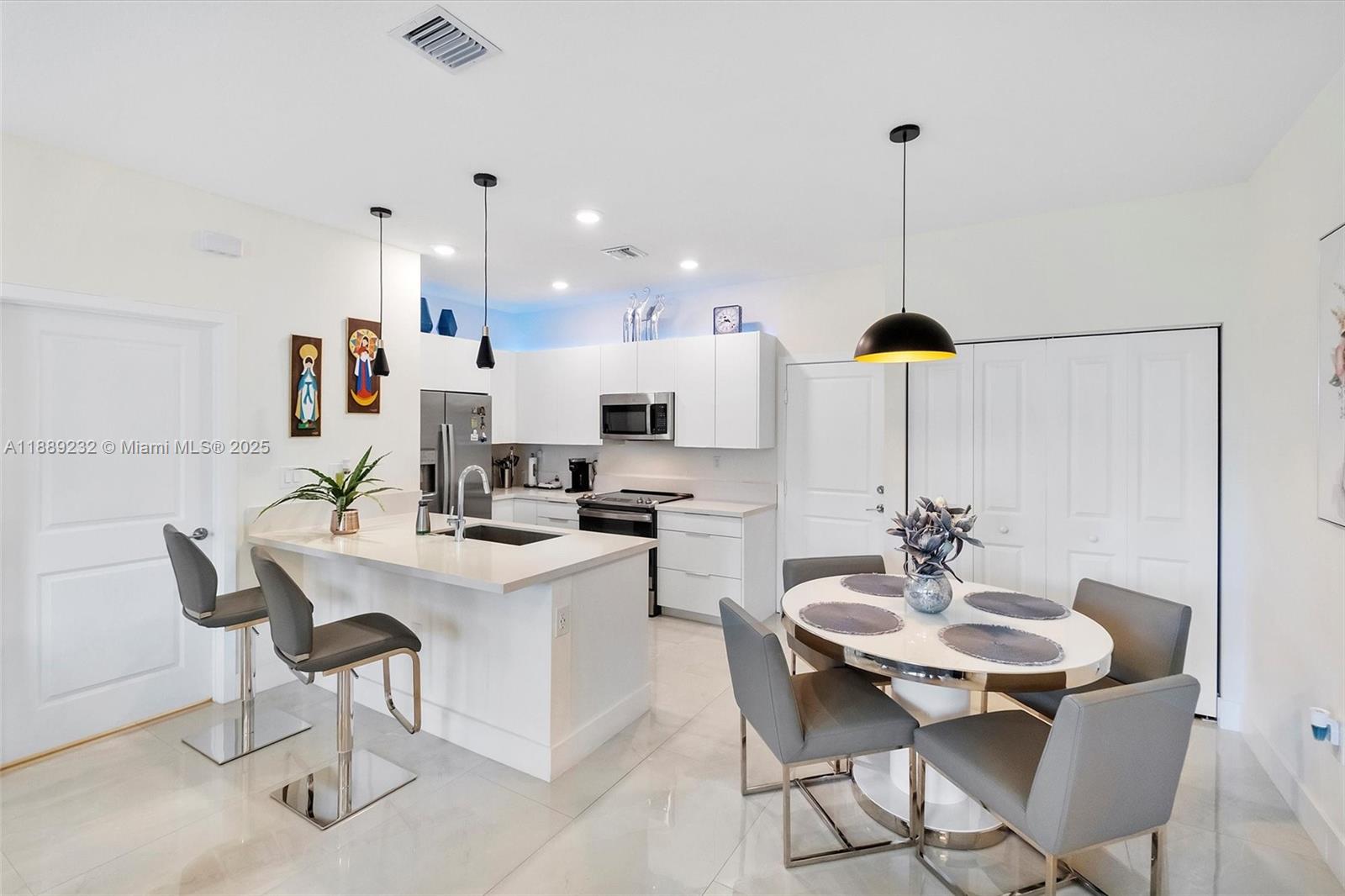 DOWNTOWN DORAL SOUTH PHAS - Residential