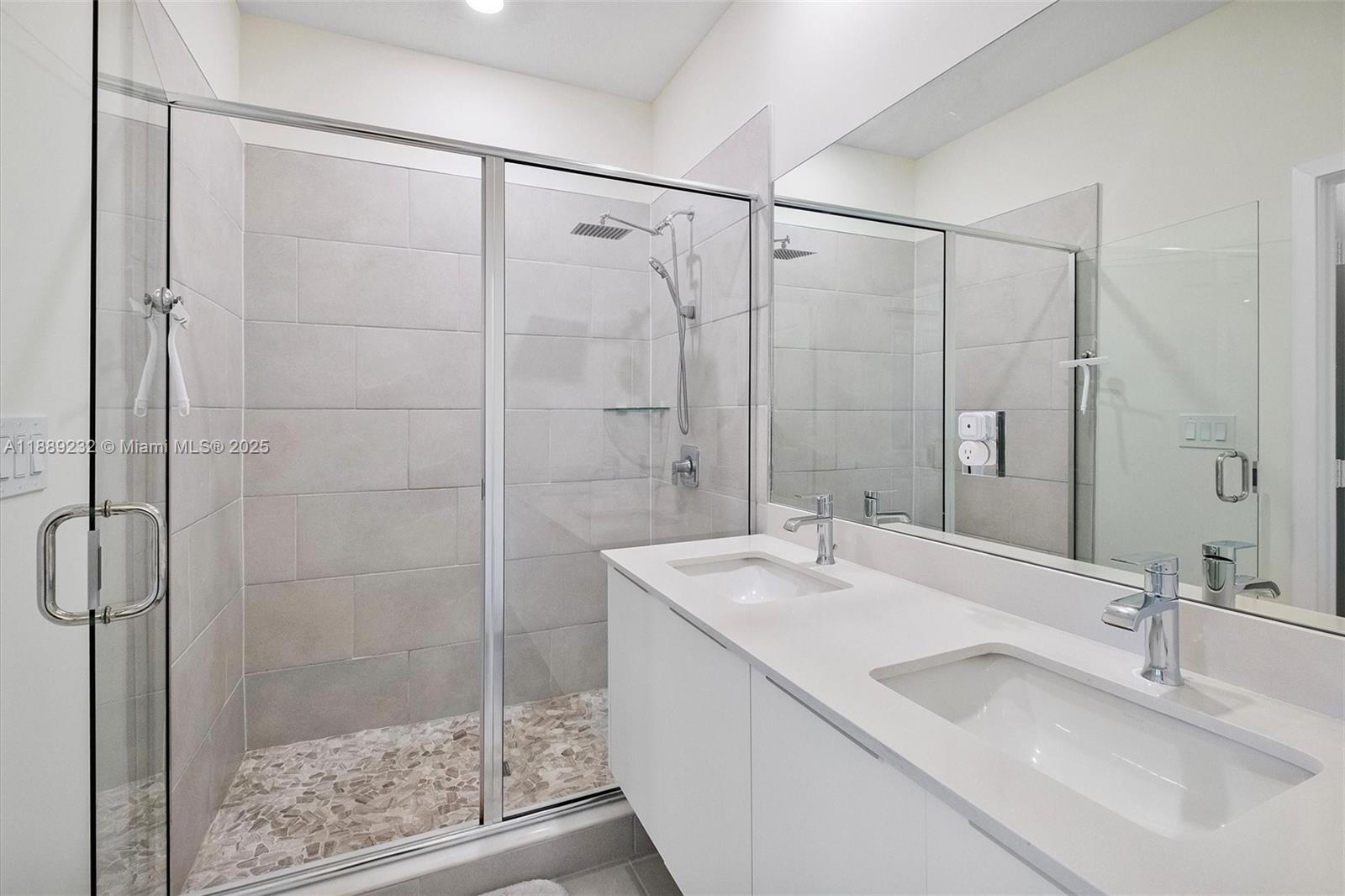 DOWNTOWN DORAL SOUTH PHAS - Residential