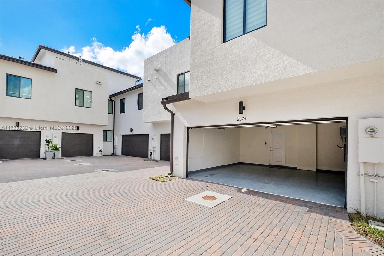 DOWNTOWN DORAL SOUTH PHAS - Residential