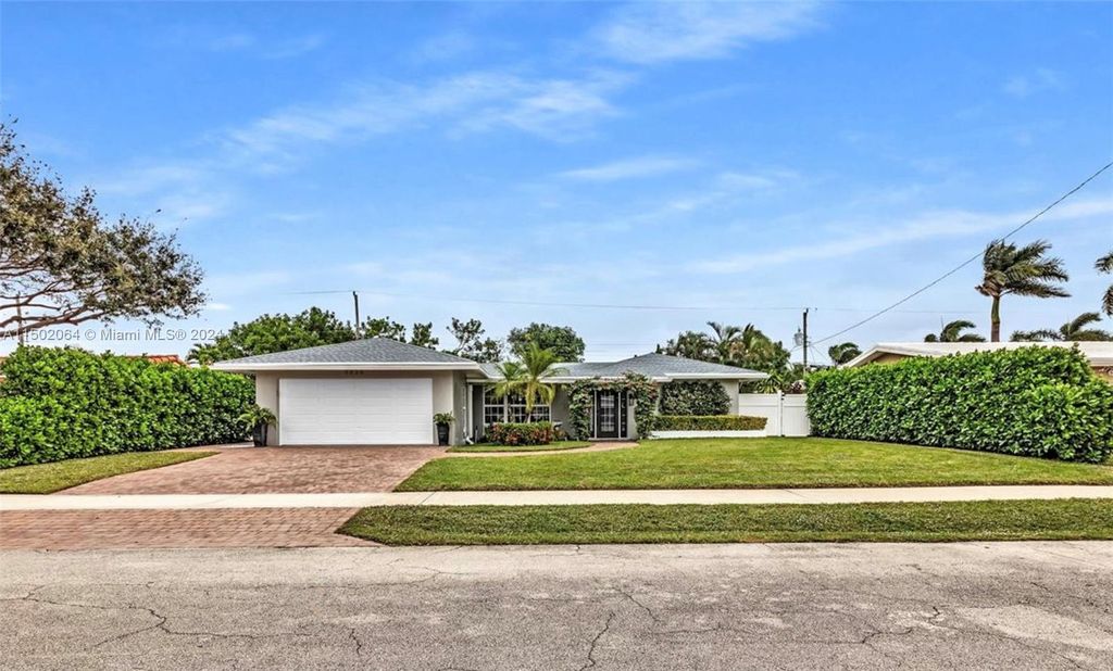 Photo of 5830 NE 21st Ter, Fort Lauderdale, FL 33308 (MLS # A11502064)