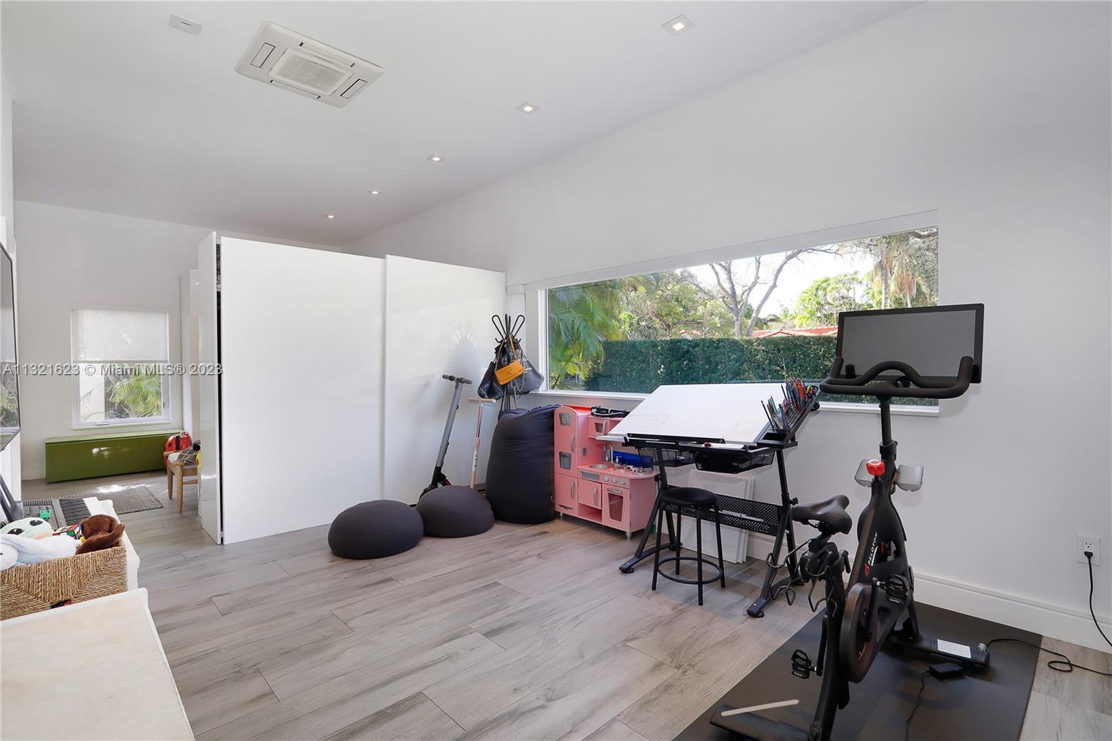 TROPICAL ISLE HOMES SUB 1 - Residential