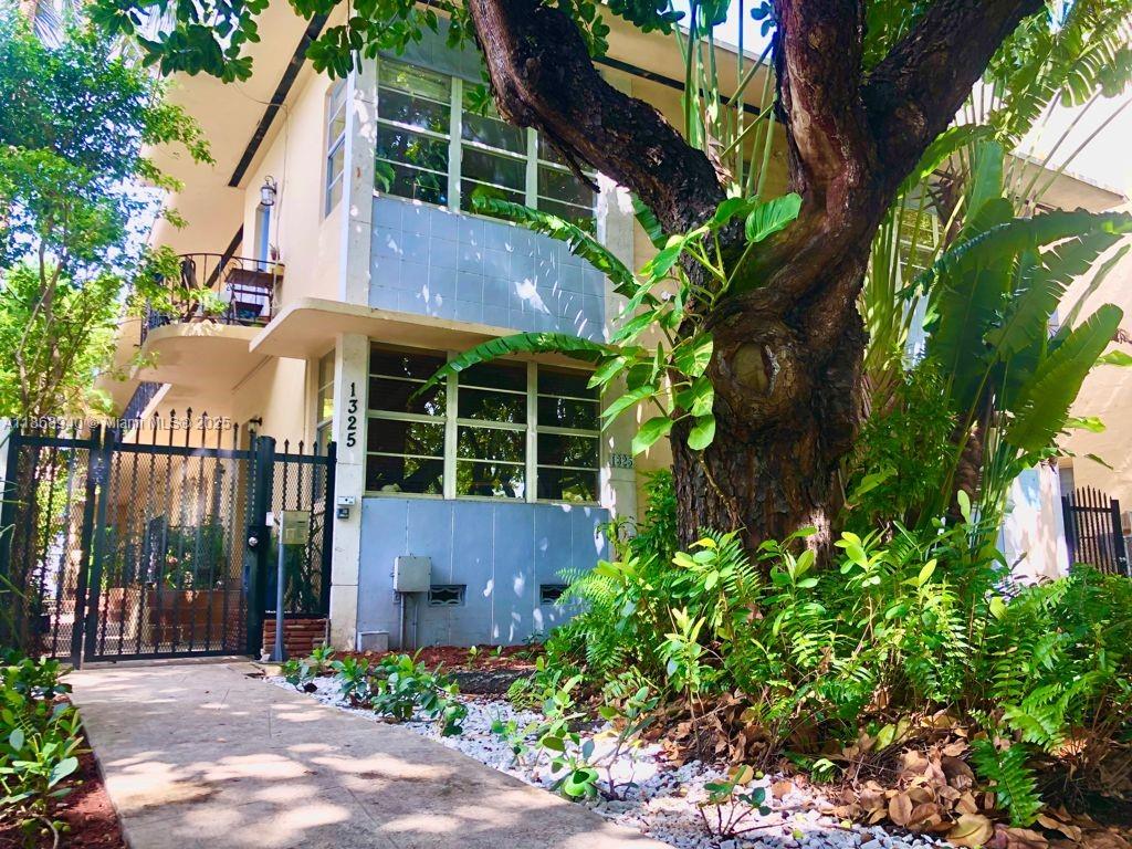 Modern one bedroom located in the heart of South Beach, and across the street from Flamingo Park (Tennis court, swiming pool, basketball, soccer field and much more!) This spacious unit is centrally located along tree lined Meridian Avenue and just a few blocks to Lincoln Rd shops, Ocean Drive and the beautiful beach. This great unit offers an open kitchen with stainless steel appliances and and beautiful floors through out. Charming Bedroom suite and built-in closets! Low HOA! Laundry in the building. pets ok! Come and live in one of the best neighborhoods in south beach!
