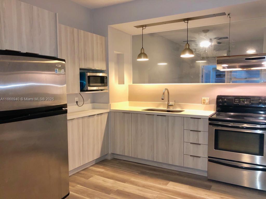 THE LESLIE CONDO - Residential