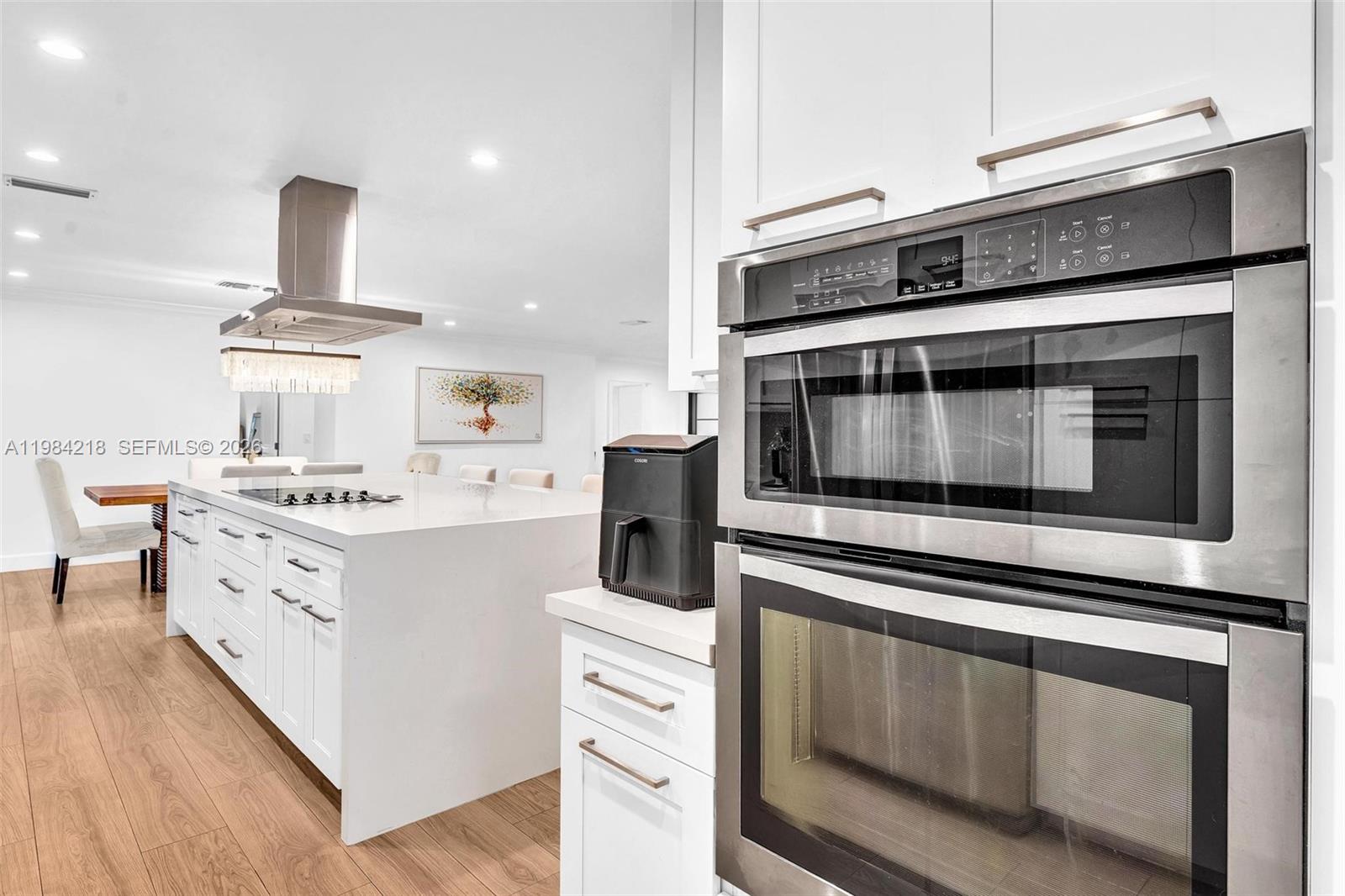 HOLLYWOOD HILLS - Residential