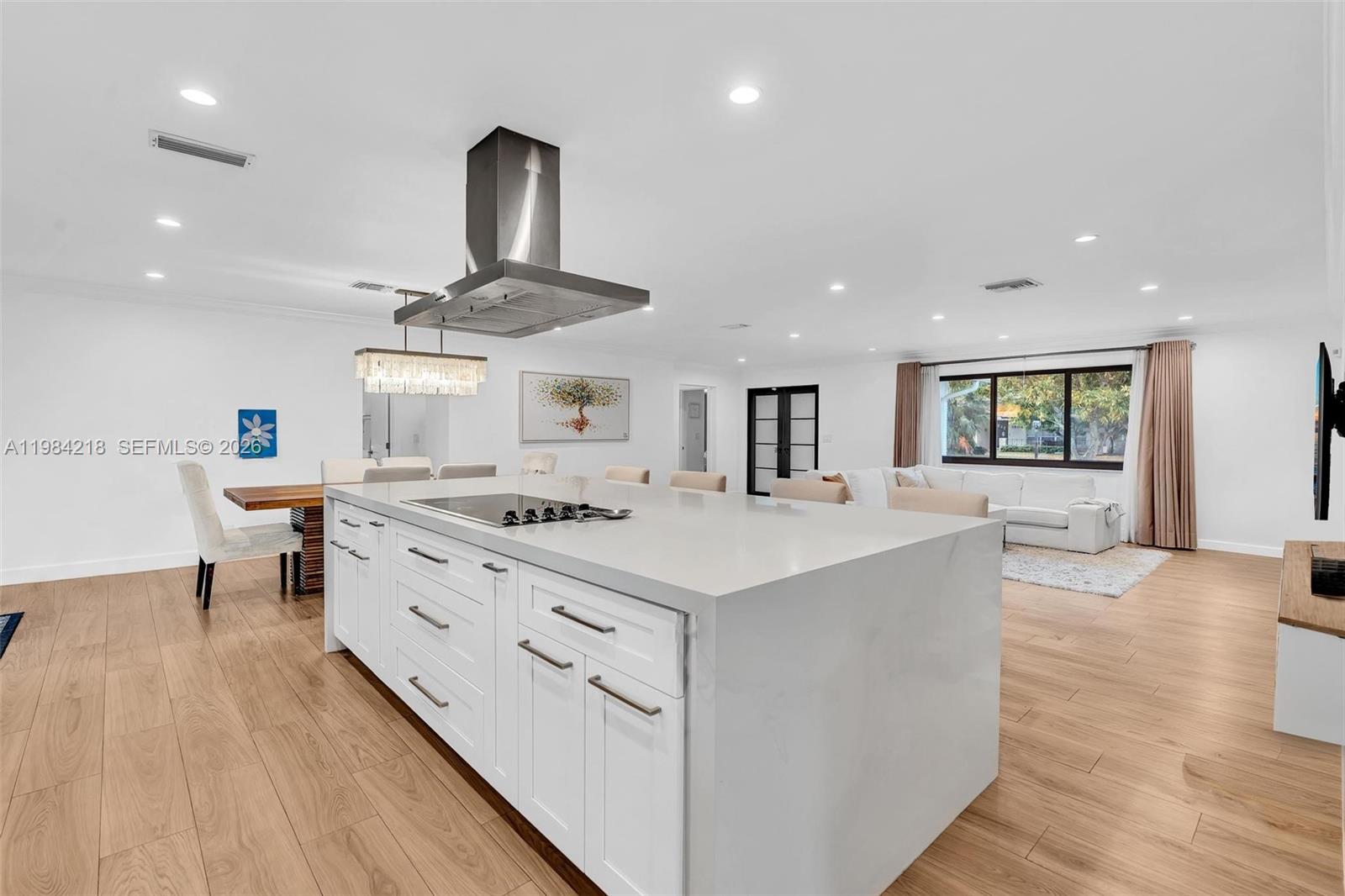 HOLLYWOOD HILLS - Residential