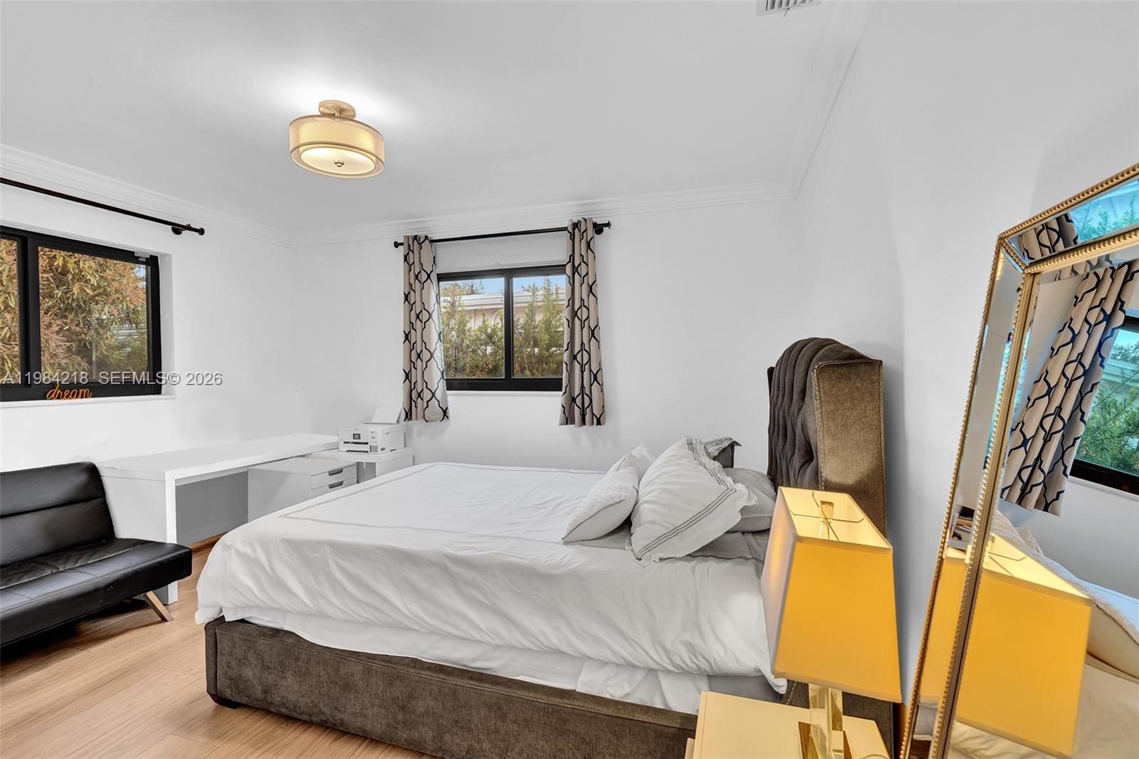 HOLLYWOOD HILLS - Residential