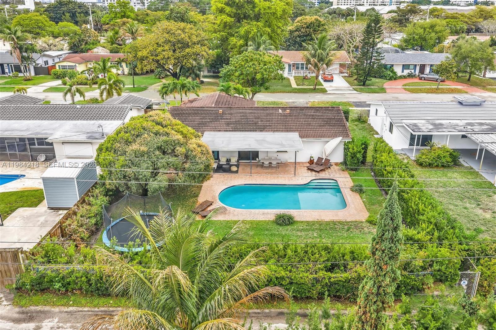 HOLLYWOOD HILLS - Residential