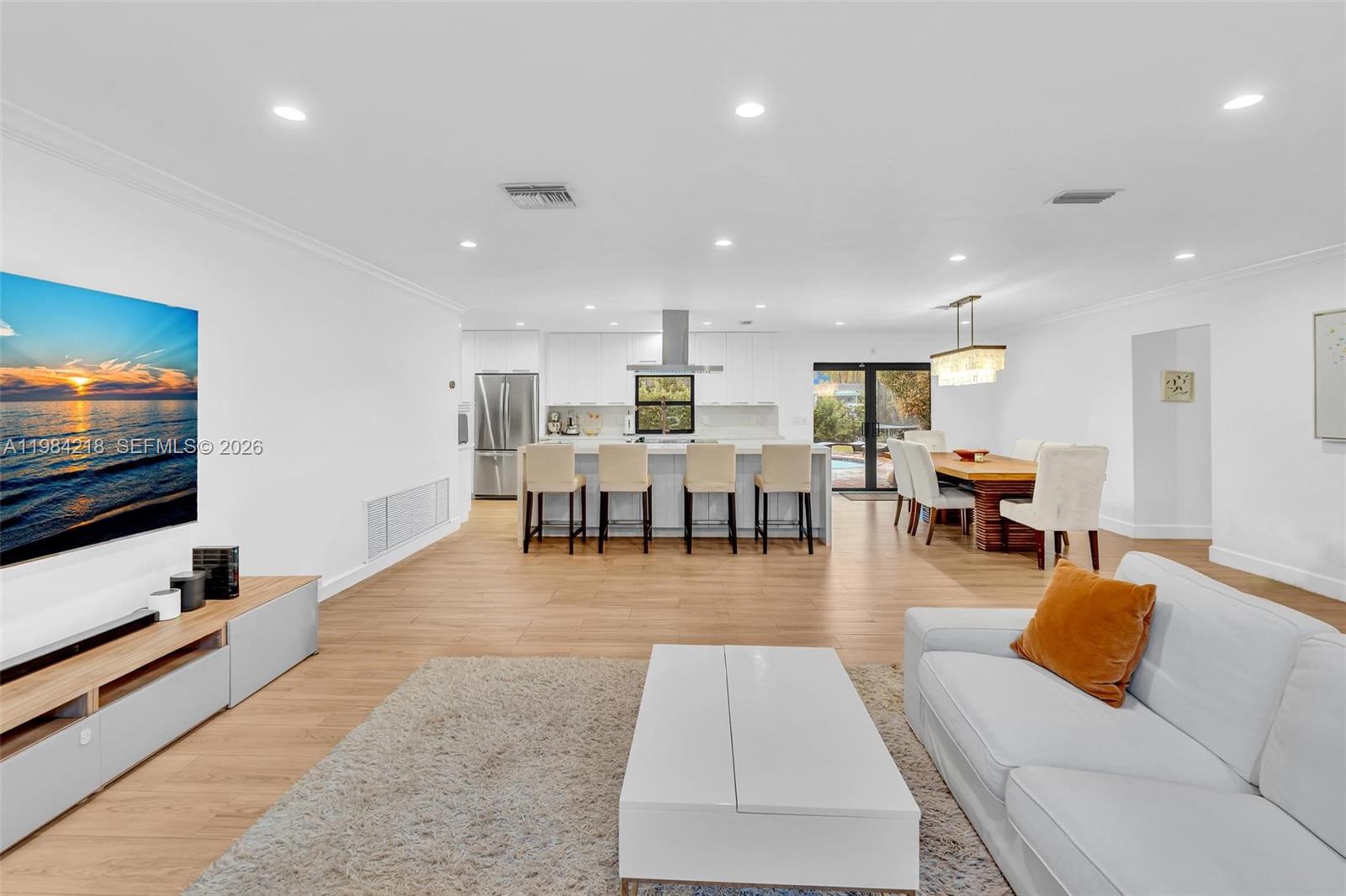 HOLLYWOOD HILLS - Residential