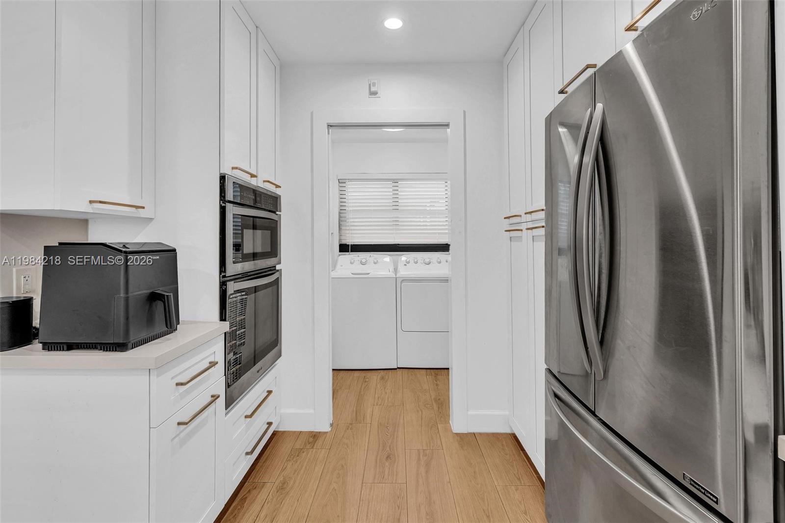 HOLLYWOOD HILLS - Residential