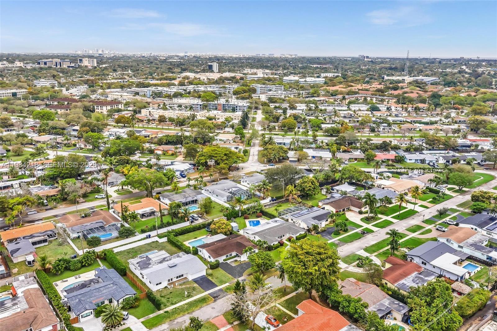 HOLLYWOOD HILLS - Residential