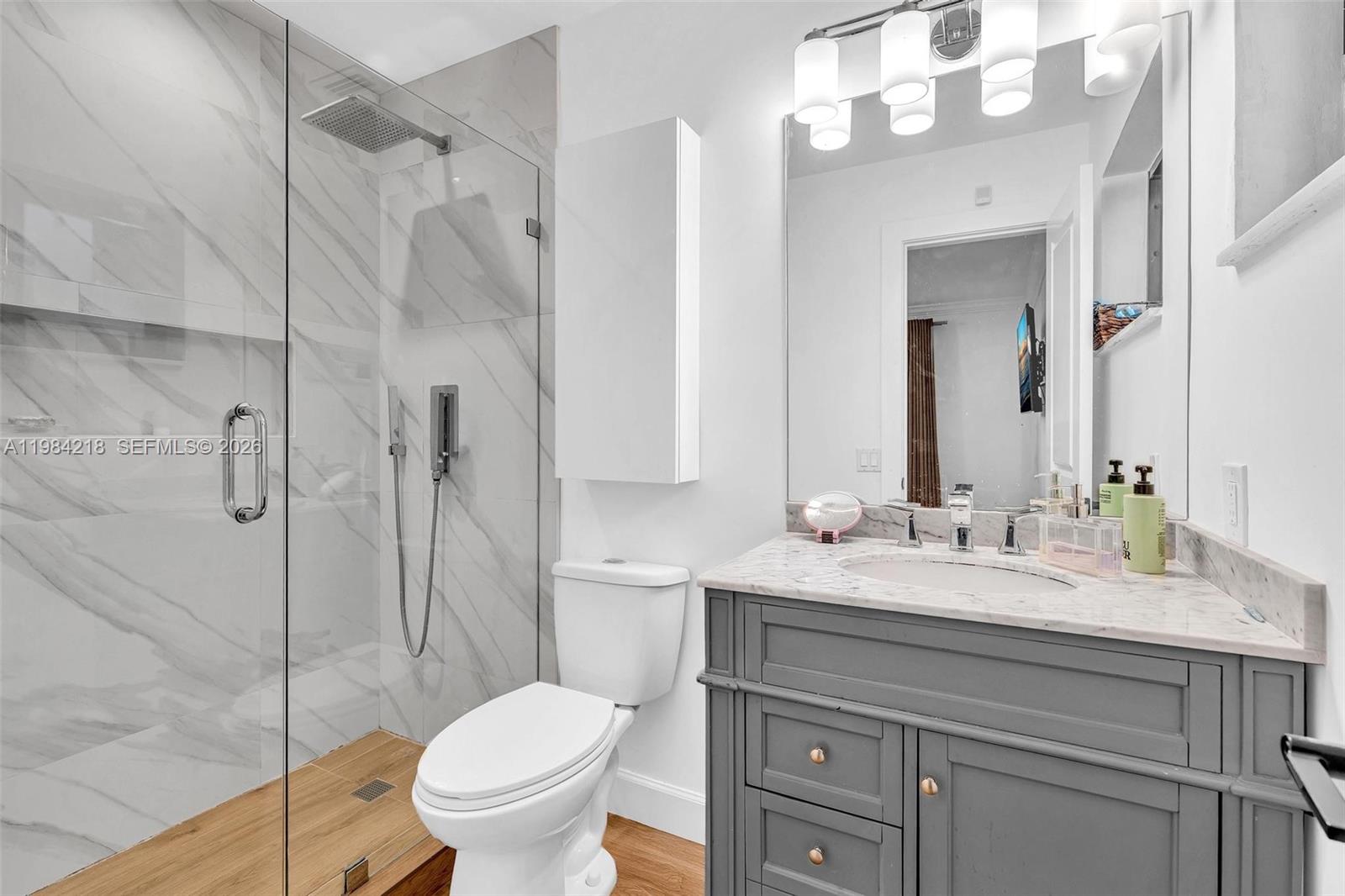 HOLLYWOOD HILLS - Residential