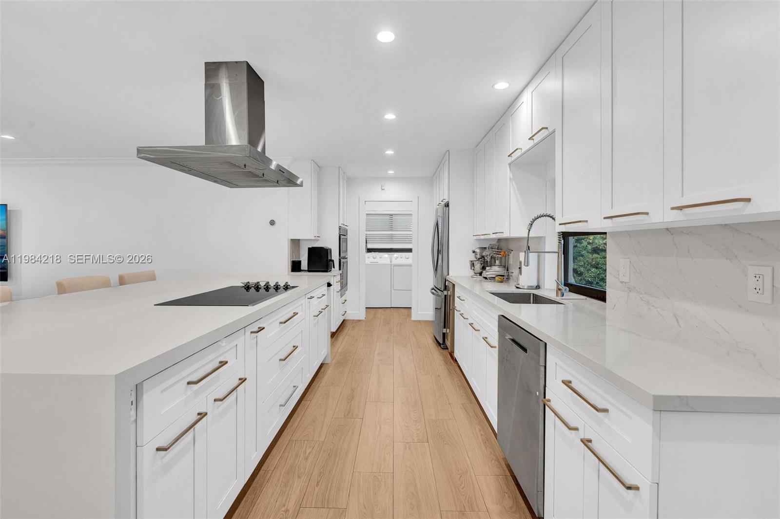 HOLLYWOOD HILLS - Residential