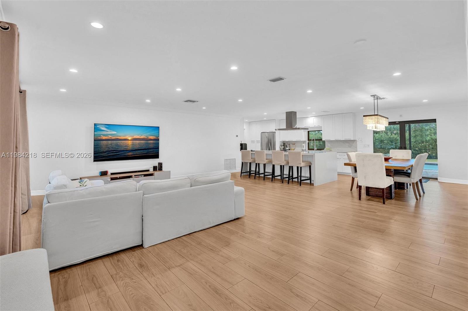 HOLLYWOOD HILLS - Residential