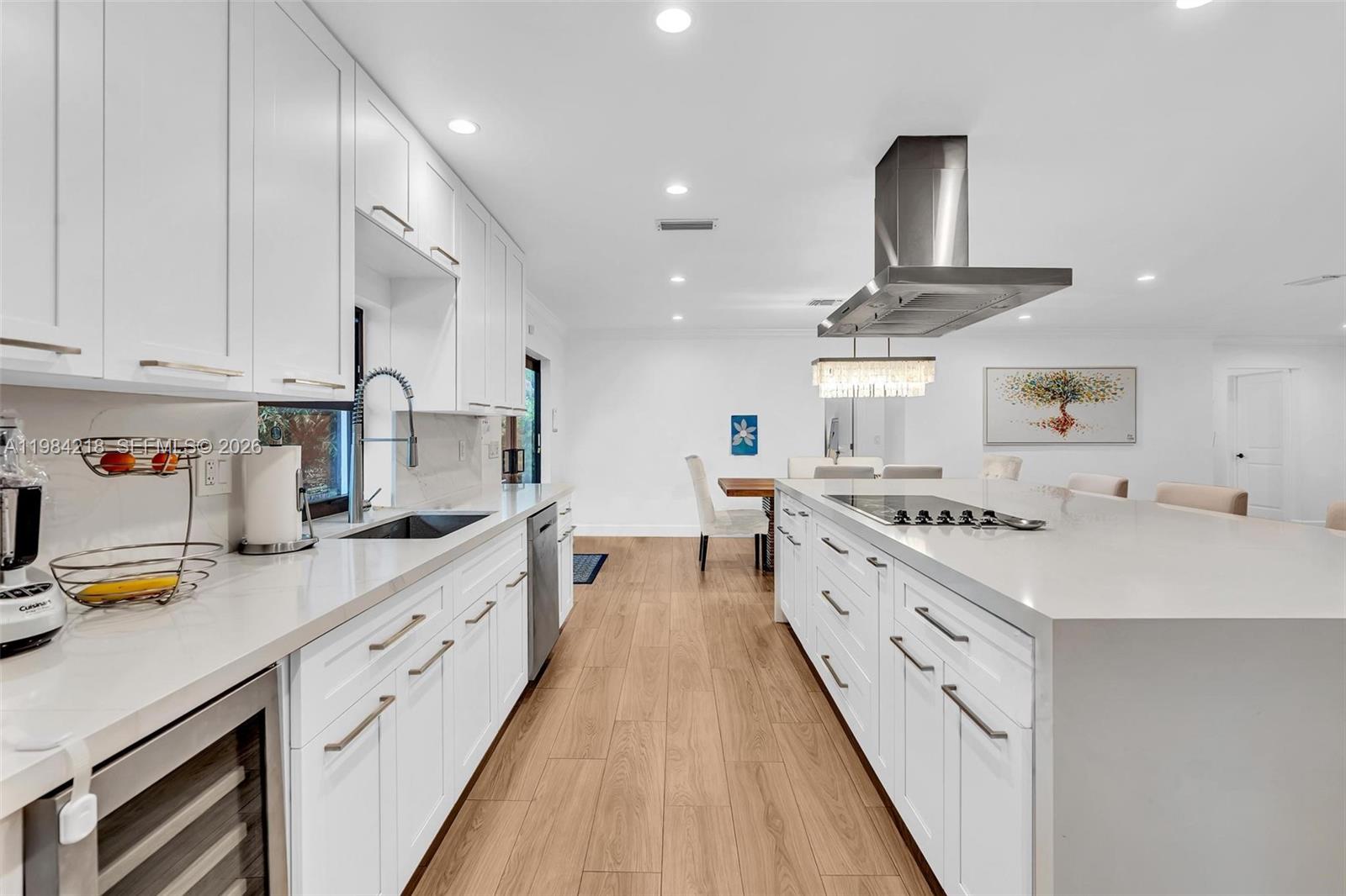 HOLLYWOOD HILLS - Residential