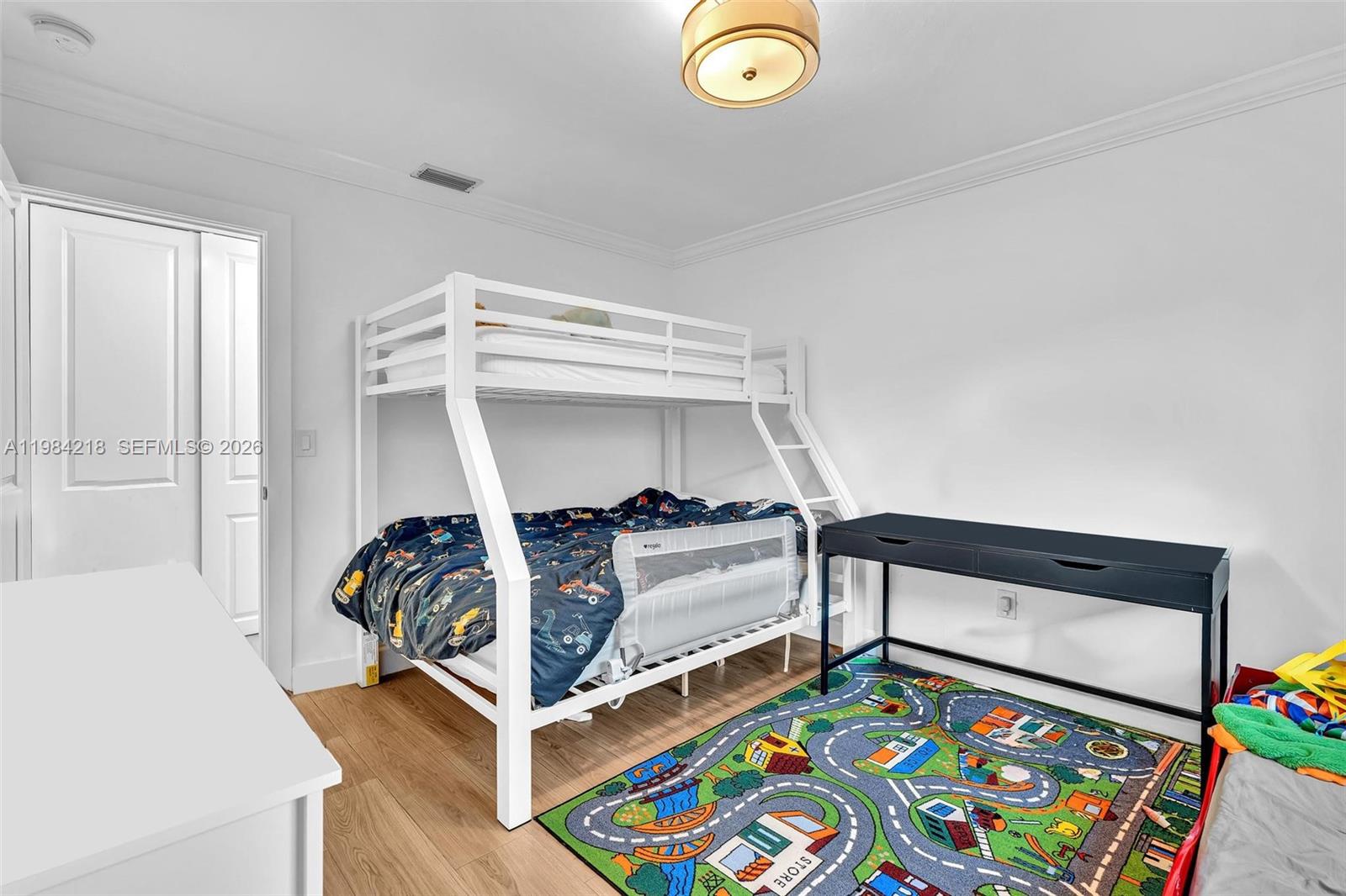 HOLLYWOOD HILLS - Residential