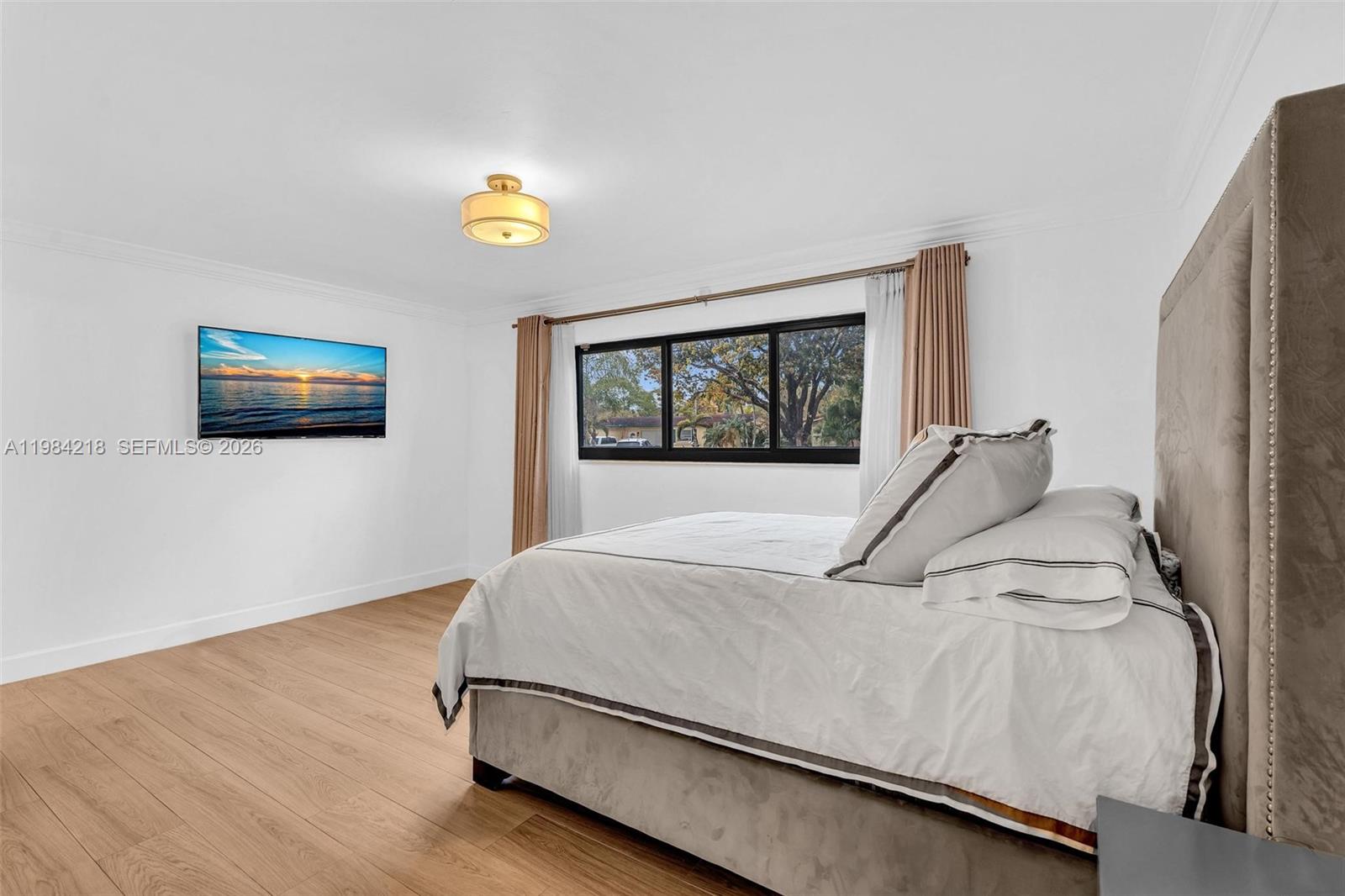 HOLLYWOOD HILLS - Residential