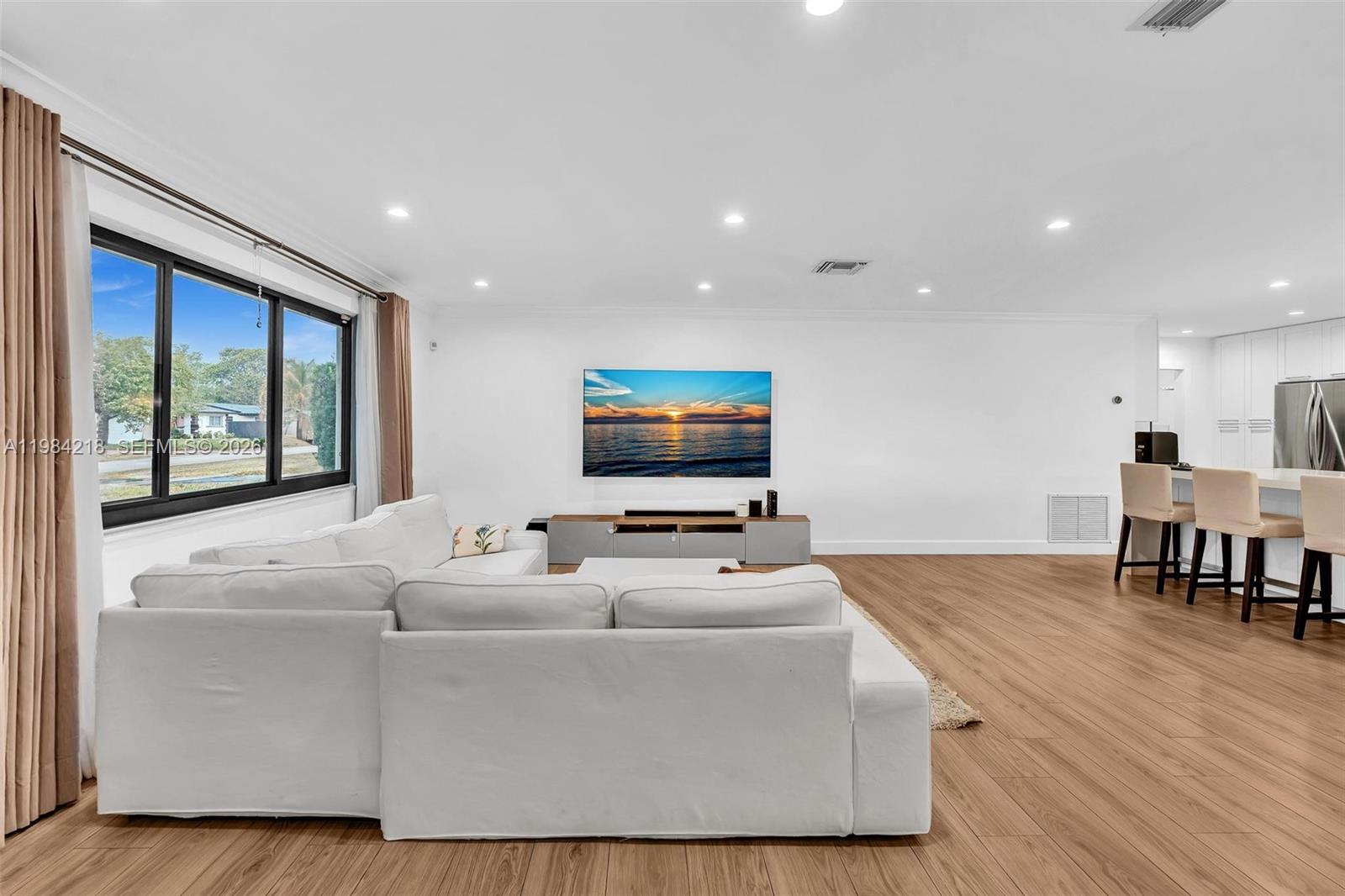 HOLLYWOOD HILLS - Residential