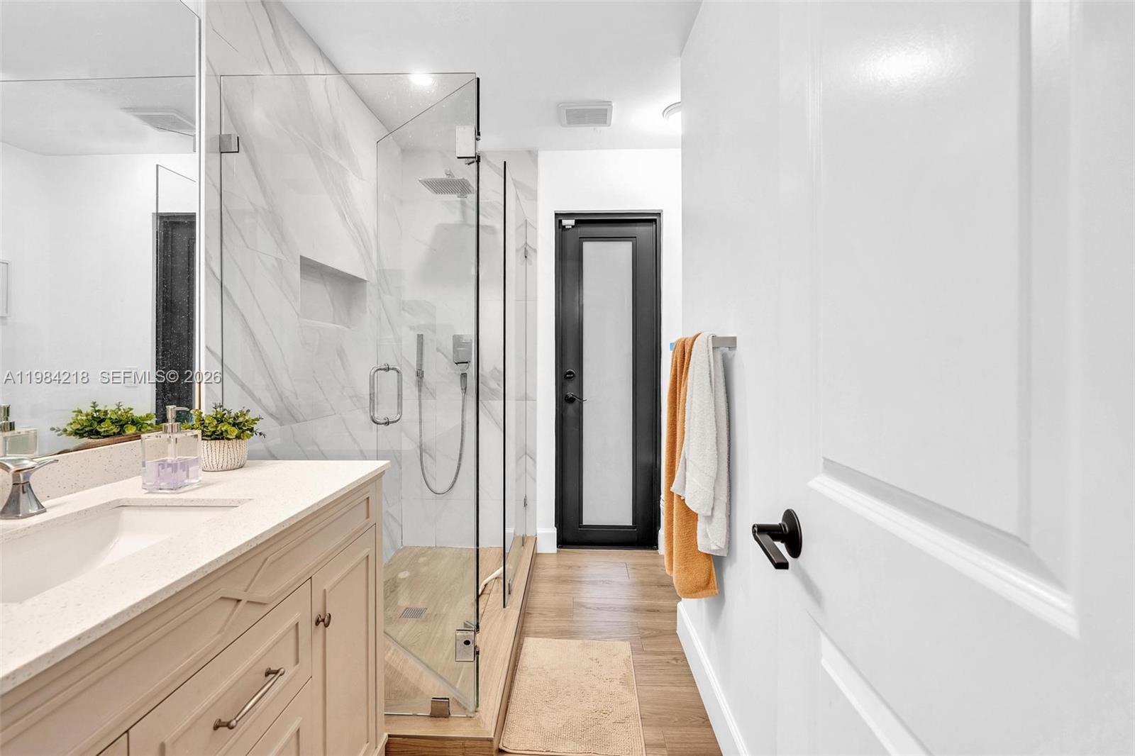 HOLLYWOOD HILLS - Residential