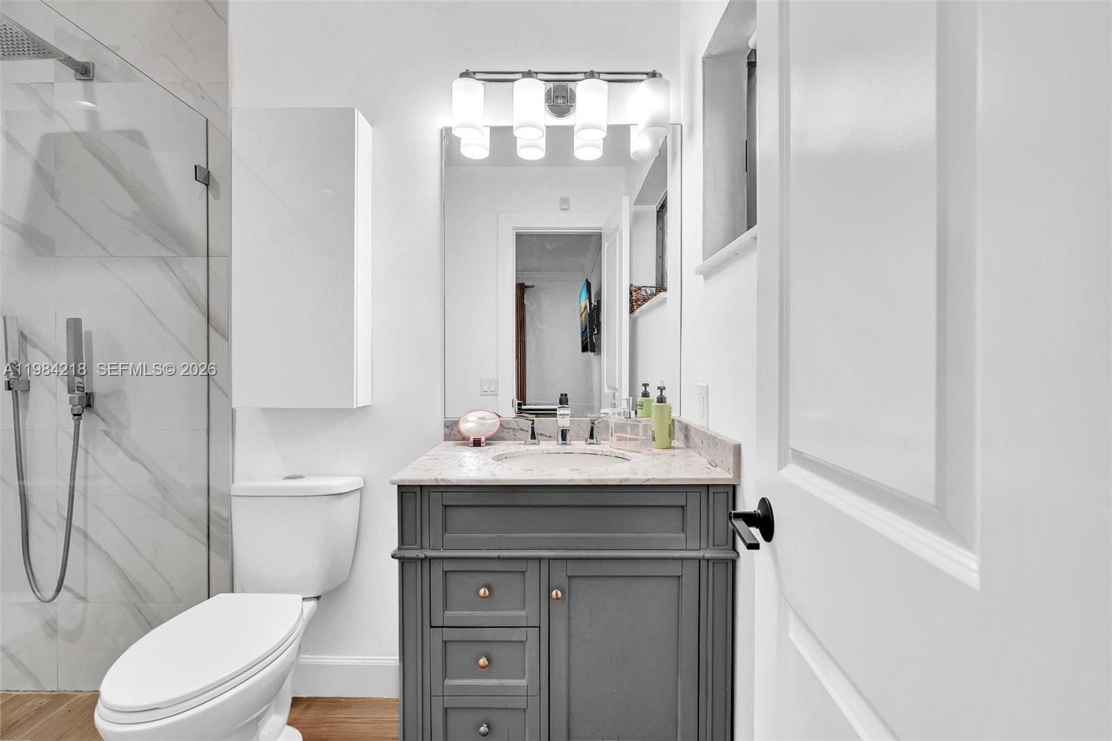 HOLLYWOOD HILLS - Residential