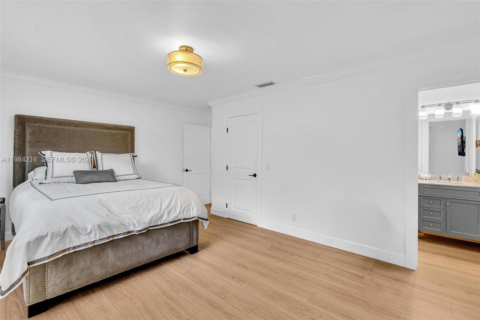 HOLLYWOOD HILLS - Residential