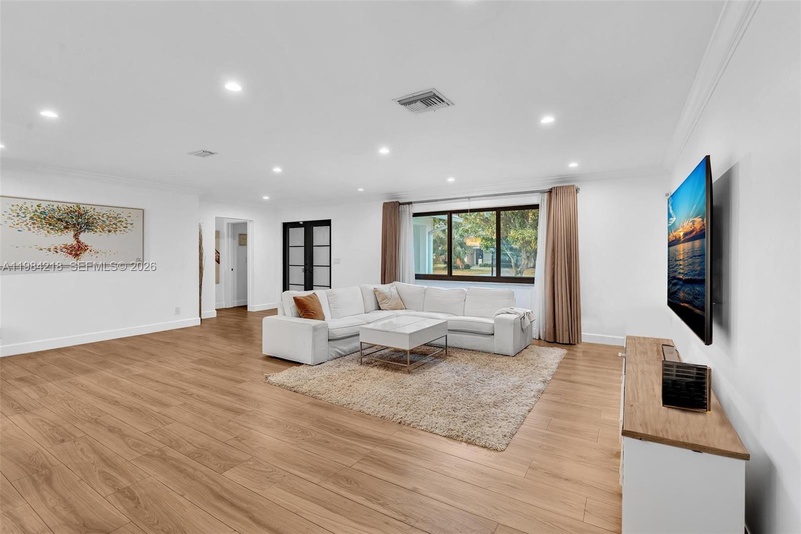 HOLLYWOOD HILLS - Residential