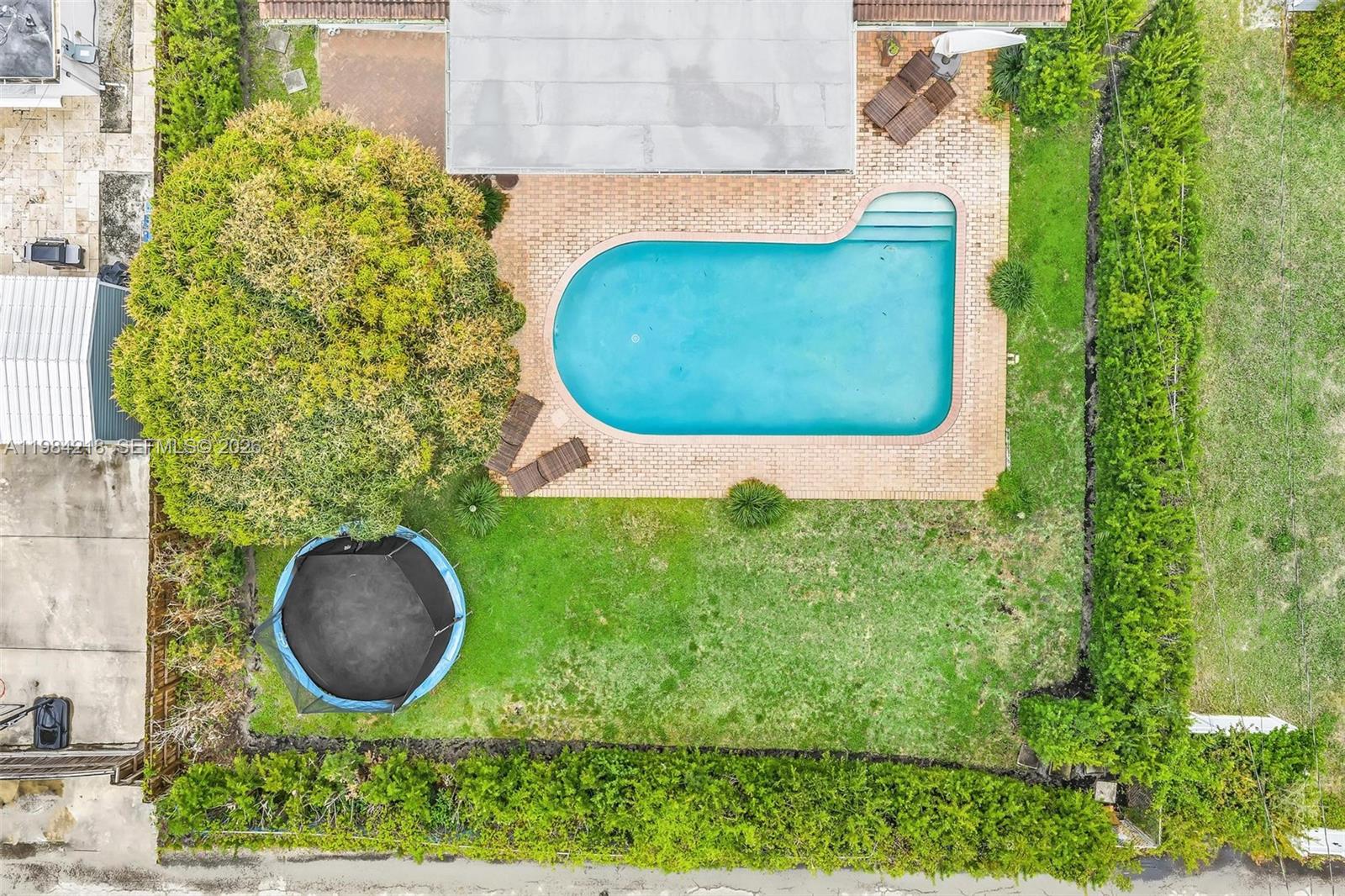 HOLLYWOOD HILLS - Residential